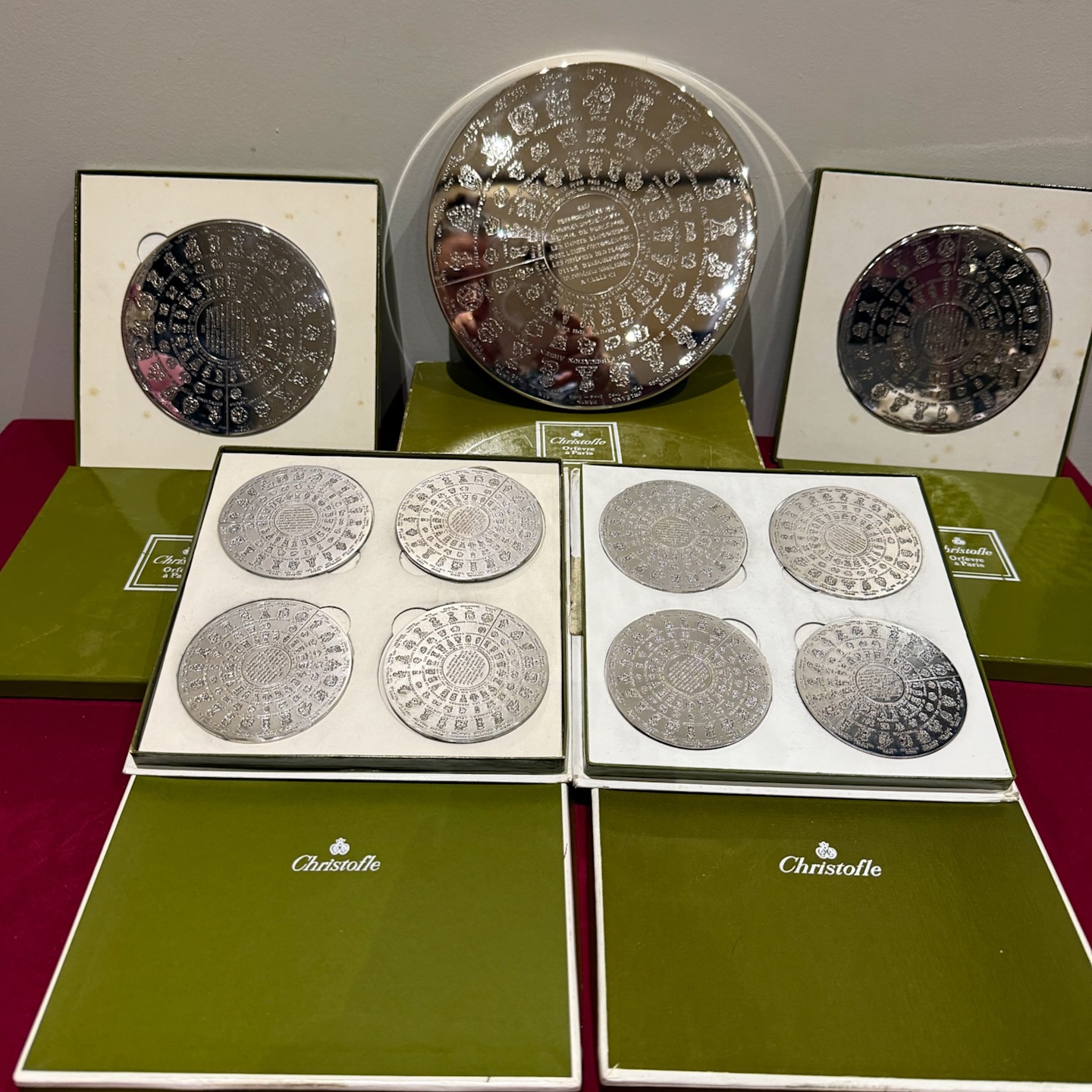 Superbe ensemble comprenant un dessous de plat et 2 dessous de bouteille et 8 sous verres Fermiers Généraux de chez Christofle .
Un superbe décor représentant les plaques d’insculpation des poinçons des Fermiers Généraux du XVIII siècle.
Ø dessous de plat : 20 cm
Ø dessous de bouteille : 13 cm
Ø sous verres : 7,7 cm
Parfait état pour ce set , toutes les pièces sont passées au polissage et son contenu dans leurs boîtes d’origine.
A savoir que ce modèle de 1973 n’est plus produit par la maison Christofle.
🛒 prix et disponibilité dans la boutique en ligne .
#christofle #argenterie #fermiersgeneraux #insculpation #decorationdetable #dessousdeplat #sousverres #dessousdecarafe #histoiredefrance #artdelatable #artderecevoir #tableàlafrançaise #savoirfairefrançais #christoflevintage #antiquites #misslittlebottle