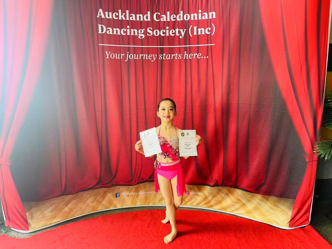 Katherine has a natural smile that brightens every room — and every stage she steps onto. ✨
Her joy is infectious, and last week, she carried that same energy through two major competitions — the Auckland Caledonian Competition and the Velocity Finals — achieving remarkable results through determination, focus, and heart. 💜
📍 Auckland Caledonian Competition 2025
• 🎷 Jazz Solo 8 Years — 2nd Place 🥈
• 🌙 Lyrical 8 & Under — 3rd Place 🥉
• 🩰 Classical 8 Years — VHC (Very Highly Commended)
🏆 Velocity Dance Competition Finals 2025
• 🩰 Ballet Group 7–8 Years — 1st Place 🥇
• 🌟 Contemporary Group 7–8 Years — 1st Place 🥇
Katherine’s teachers were deeply proud to see her resilience and progress — balancing rehearsals for two demanding competitions and still performing with pure joy and confidence. 💫
Her passion for dance shines through every movement, and her smile reminds us what dancing is truly about — sharing happiness from the heart. 💜
A heartfelt thank-you @acds_inc and @velocitydancecomp for creating such wonderful stages for young dancers to grow and shine.
💜 WE DANCE — where joy becomes art, and every smile tells a story.