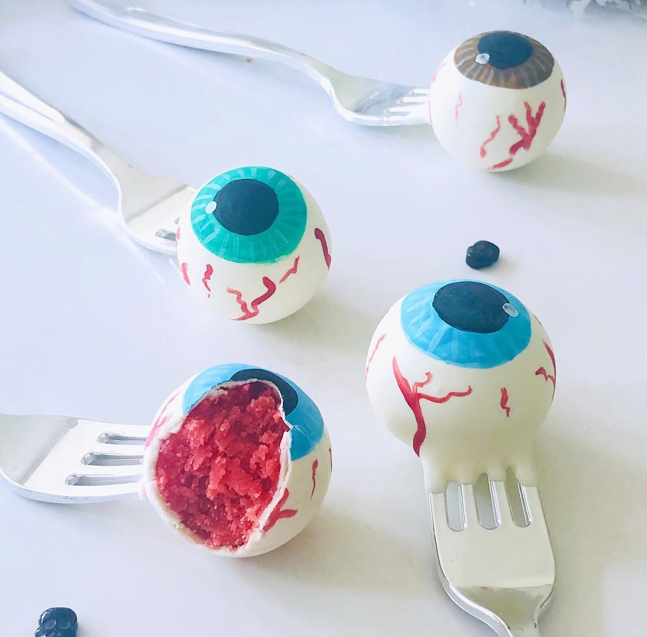 🚨 Order your edible nightmares NOW! 👀
Limited supply—link in bio or DM us to shock your guests! -x-
#ForkedEyeballCakePops #HalloweenTreats #ViralFood #SpookySweets #EyeballCakePops #HorrorFood #EdibleArt #GetForked #HalloweenBaking #halloween