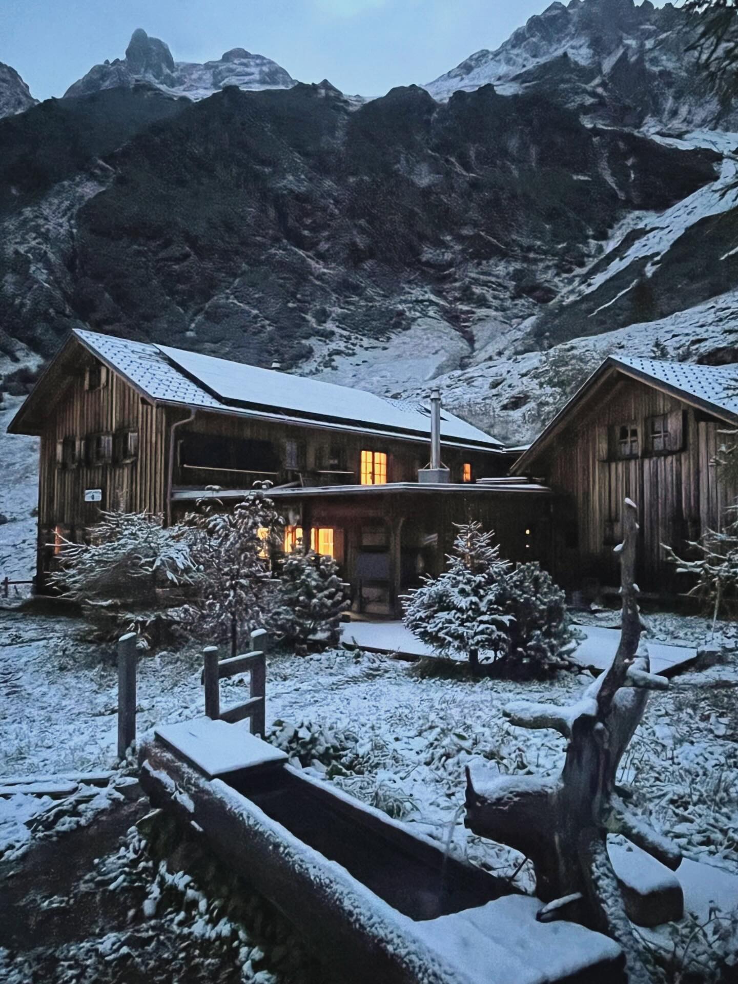 Die Hütte wird still, das Feuer ruht und wir atmen einmal tief durch. 🔥❄️
Danke an euch alle für eine tolle Saison – ohne euch wäre’s nur halb so schön gewesen!
Wir machen Winterpause und freuen uns schon jetzt darauf, euch nächsten Sommer wiederzusehen.
#sarotlahütte #sarotla #sarotlameinurlaubszuhause #alpenvereinshuetten #alpenvereinösterreich #alpenverein #saisonende #wasfüreinsommer #ende #winterpause #hüttenleben #bergliebe #rätikon #danke #dankeschön #bestegäste #wanderlust #wandernmachtglücklich #grateful #beste #rückblick #ganzvielliebe