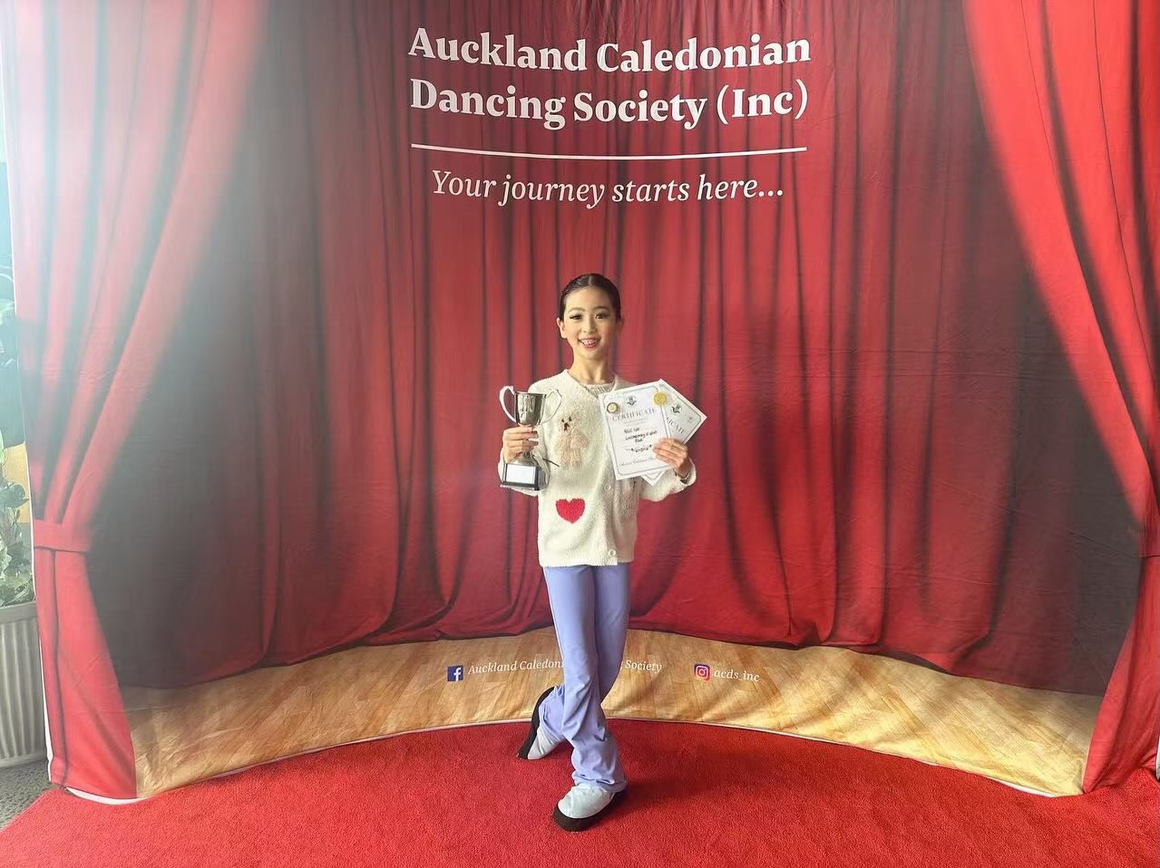 In two recently concluded competitions, our talented young dancer Alice Luo delivered an outstanding performance — standing out in highly competitive sections and achieving remarkable results! 💜
📍 Auckland Caledonian Competition 2025
• 🥇 Barefoot 10 Years — 1st Place
• 🥇 Contemporary 10 Years — 1st Place
• 🥉 Lyrical 10 Years — 3rd Place
• 🥉 Classical 10 Years — 3rd Place
• 🎖️ National Character 10 Years — VHC (Very Highly Commended)
The highlight among these achievements is her 🥇 Barefoot 10 Years Championship — a category known for its fierce competition.
Alice’s emotional expression and artistry on stage truly made her shine, earning admiration from judges and audience alike. ✨
📍 Velocity Dance Competition Finals 2025
• 🥇 Open Group Under 12 Years — 1st Place
🌟 Alice is a dancer full of potential — determined, graceful, and steadily growing with every performance.
Her remarkable progress over the past months shows not only her hard work but also her vision for the future: to reach higher, farther, and brighter stages ahead. 💫
Hard work always pays off, and opportunities come to those who are prepared.
We are incredibly proud of Alice and can’t wait to see her continue to shine on the international stage! 💜
A heartfelt thank-you to @acds_inc and @velocitydancecomp for creating such inspiring stages for young dancers to grow and perform.
💜 WE DANCE — where dedication turns into brilliance, and passion lights the stage