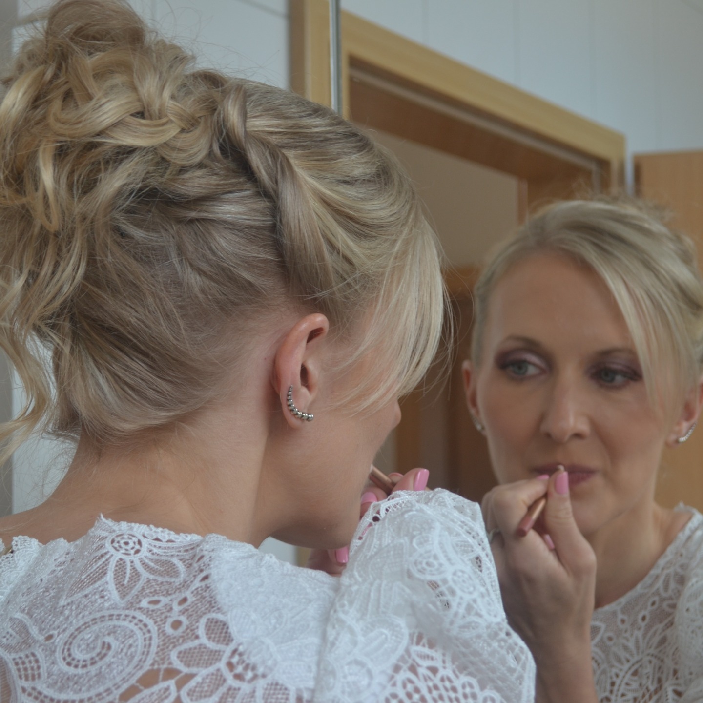 💍 5 ans plus tard, je valide notre oui 🤍🌹
À l’époque, j’aimais l’idée d’être l’éternelle fiancée.
Pas par peur de l’engagement — au contraire. 💫
Simplement parce que je trouvais le mariage trop conventionnel,
presque superflu quand on se sent déjà comblée. 🌷
Francis m’a toujours tellement remplie d’amour ❤️
Je me suis toujours sentie profondément choisie,
aimée sans condition, sans besoin d’un “papier” pour le prouver
ou me sentir en sécurité. 💛🌸
Et pourtant, ce “oui”…
Ce petit mot simple a ancré tout ce que nous vivions déjà. 🌿
5 ans plus tard (et 11 ans et demi d’amour 🫶❤️),
je ne peux que valider notre engagement. 💍
Ensemble, on a déjà parcouru une belle partie du monde 🌎✈️
…mais le plus beau voyage reste celui qu’on vit à deux, jour après jour. 🌅💞
Merci @Francis 🤍🌹
pour ton amour, ta tendresse, ton humour,
et cette façon unique de me rappeler chaque jour
à quel point aimer peut être simple, doux et solide. 💕✨
From this moment on… 🎶🌸💫
Photos: @denislacherien 🤗
#5AnsDeMariage #LoveStory #AmourConscient #CoupleÉquilibré #Gratitude #FitLeaderProLife #MariageCivil #CoupleGoals #VoyageIntérieur #11AnsDAmour ❤️🌍💍