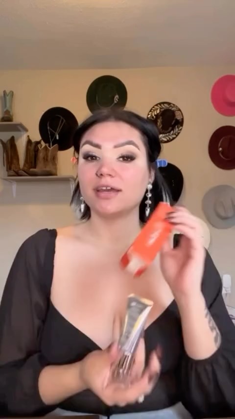 Hands down one of the BEST makeup primers on the market! Literally! 🧡
Product: Prime Time Full Face Silk Primer
#yemicosmetics #yemitribe #cosmetics #makeup #primers #nowhitecast #noash #translucent #instantblur #softmatte #beauty #repost