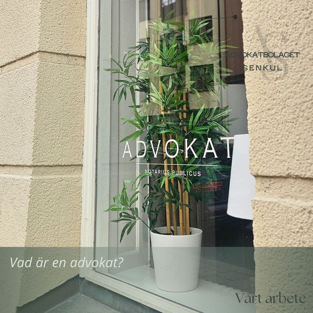 En advokat är en juridisk rådgivare – fast inte vilken rådgivare som helst. Advokaternas arbete utförs inom ramen för stränga etiska regler. Reglernas viktigaste syfte är att skydda klientens intressen.
Det ställs höga krav på den som vill kalla sig advokat. Förutom juridisk utbildning krävs också praktisk erfarenhet och lämplighet för yrket, och godkänt resultat på advokatexamen. Advokater är också skyldiga att upprätthålla och vidareutveckla sin yrkeskompetens. I praktiken innebär det att alla advokater måste delta i minst 18 timmars utbildning varje år.
Alla advokater omfattas också av ett obligatoriskt försäkringsskydd, som skyddar klienten om något går fel.
Eftersom kraven för att få bli advokat är höga, och advokaterna dessutom står under fortlöpande tillsyn i arbetet, är advokattiteln en kvalitetsstämpel. Det ska kännas tryggt att anlita en advokat.