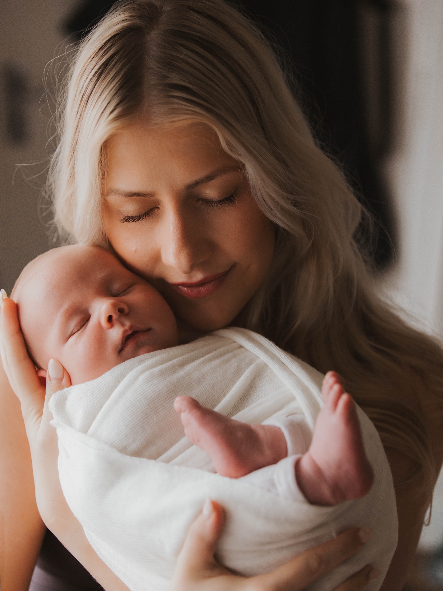 Alfie & Lydia 🤍
I’ve known Lydia for nearly 15 years, so capturing her as a new mum with her gorgeous boy was so special.
As always, my newborn shoots are from the comfort from your own home, which keeps everything super relaxed. No need to worry about tidying or finding the perfect spot, I’ll move things around, guide you through everything, and make any space work beautifully.
It means you can stay comfy, recover, and enjoy those newborn cuddles without having to drive to a studio.
I’ll always be such a big advocate for newborn shoots, they change and grow so quickly, and these early days are so precious to look back on 🤍