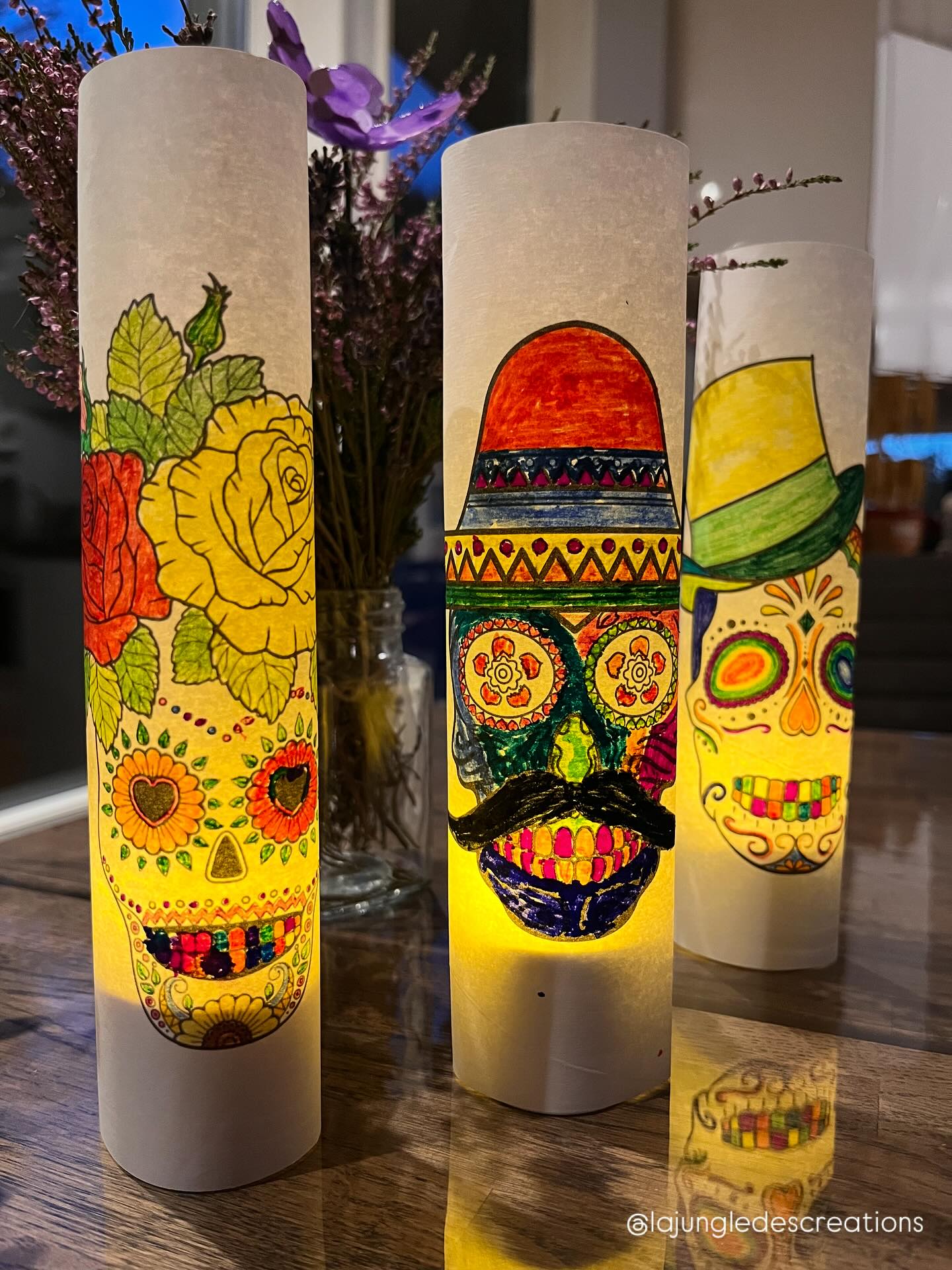 🇬🇧DIY – Día de los Muertos Lanterns 💀🎨
Let’s bring some color and light to this Mexican Day of the Dead celebration!
Around the world, there are so many ways to celebrate loved ones who have passed.
Some bring flowers to graves, others light candles — and in Mexico, people celebrate life itself with a joyful, colorful festival.
Here’s a creative activity to take kids on a little trip into the Día de los Muertos.
Materials:
- mask drawing (templates available on my website — link in bio)
- markers and/or colored pencils (@panduroofficial )
- glue (@cleopatre_collesetcouleurs )
- electric candles
Step-by_step:
1. Draw or print a mask on half of an A4 paper (leave a 1 cm strip on each side for gluing).
2. Color your mask.
3. Roll it into a cylinder and glue the edges.
4. Place a electric candle inside to turn your mask into a glowing lantern.
—
DIY – Lanternes “Día de los Muertos” 💀🎨
Haut les cœurs et les couleurs avec ce DIY lumineux pour célébrer la fête des morts mexicaine !
Il existe de nombreuses manières d’honorer nos défunts selon les cultures et les traditions.
Certains fleurissent les tombes, d’autres allument des bougies, et au Mexique, on célèbre la vie à travers une grande fête haute en couleur.
Je te propose ici une activité créative pour faire voyager petits et grands au cœur du Día de los Muertos.
Matériel :
- dessin de masque (des patrons sont disponibles sur mon site — lien en bio)
- feutres et/ou crayons de couleur (@panduroofficial )
- colle (@cleopatre_collesetcouleurs )
- bougie électrique
Réalisation :
1. Dessine ou imprime un masque de la fête des morts sur une demi-feuille A4 (en laissant une bande de 1 cm de chaque côté pour le collage).
2. Colorie les motifs.
3. Forme un cylindre et fixe-le avec la colle.
4. Glisse une bougie électrique à l’intérieur pour illuminer ton masque façon lanterne.
—
#defidesmainscreatives #diadelosmuertos #panduromyway #panduro #pysseltips #pysselinspo #diyhalloween #crafthalloween #kidcraftideas #halloweenlantern #funbudgetplay