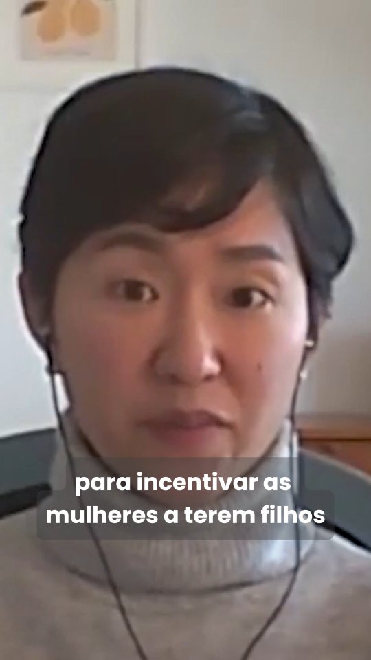 Flores de fogo, de Hawon Jung, está disponível na amazon, em formato físico e digital (link na bio).
Hawon Jung é jornalista e ex-correspondente da Agence France-Presse em Seul. Noticiou temas como o confronto militar entre as Coreias, a ascensão de Kim Jong-Un ao poder e a expansão global do K-pop. Sua cobertura do movimento #MeToo da Coreia do Sul foi indicada ao Prêmio de Excelência Editorial da Society of Publishers in Asia, em 2019. Seus textos e comentários já apareceram em veículos como Le Monde, The New York Times, NPR e BBC. Nascida e criada na Coreia do Sul, divide seu tempo entre Seul e a Alemanha.
Créditos do vídeo: "South Korea’s F Word: Inside The Feminist Movement | Cover To Cover Podcast", The Korea Herald no YouTube (7/3/23).