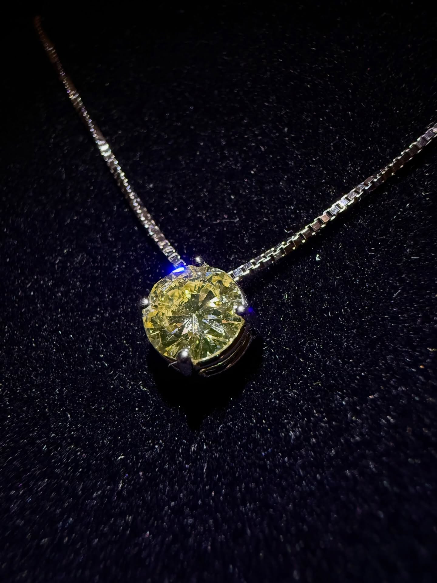 Ecco uno degli ultimi gioielli realizzati appositamente per un cliente su richiesta.
Punto luce in oro bianco 18 kt con incastonato uno spettacolare diamante naturale fancy yellow da 0.70 carati taglio brillante. 💛
E tu, preferisci i classici diamanti bianchi o i colorati?
Visita il nostro sito web, link in bio 👆
Ti aspettiamo in negozio, solo da Gioielleria Corna!
#diamanteyellow #diamanti #diamantefancy #fancydiamonds #oro #gioielli #puntoluce #orobianco #handmade #italianjewelry