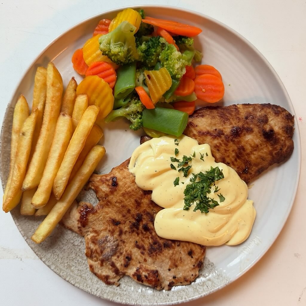 Täydellinen annos arkeen!
Mehevä possu, ranskalaiset ja raikkaita kasviksia.. viimeistelty kermaisella Béarnaise-kastikkeella 🌿🤍
Tule maistamaan tai tilaa mukaan ~~~
makuelämys, joka vie kielen mennessään! 😋🇫🇮
Vain 10,90 sis. Kahvin, mehun tai teen
#possu #bearnaisekastike #ruoka #ravintola #herkullista #kuopio #lounas