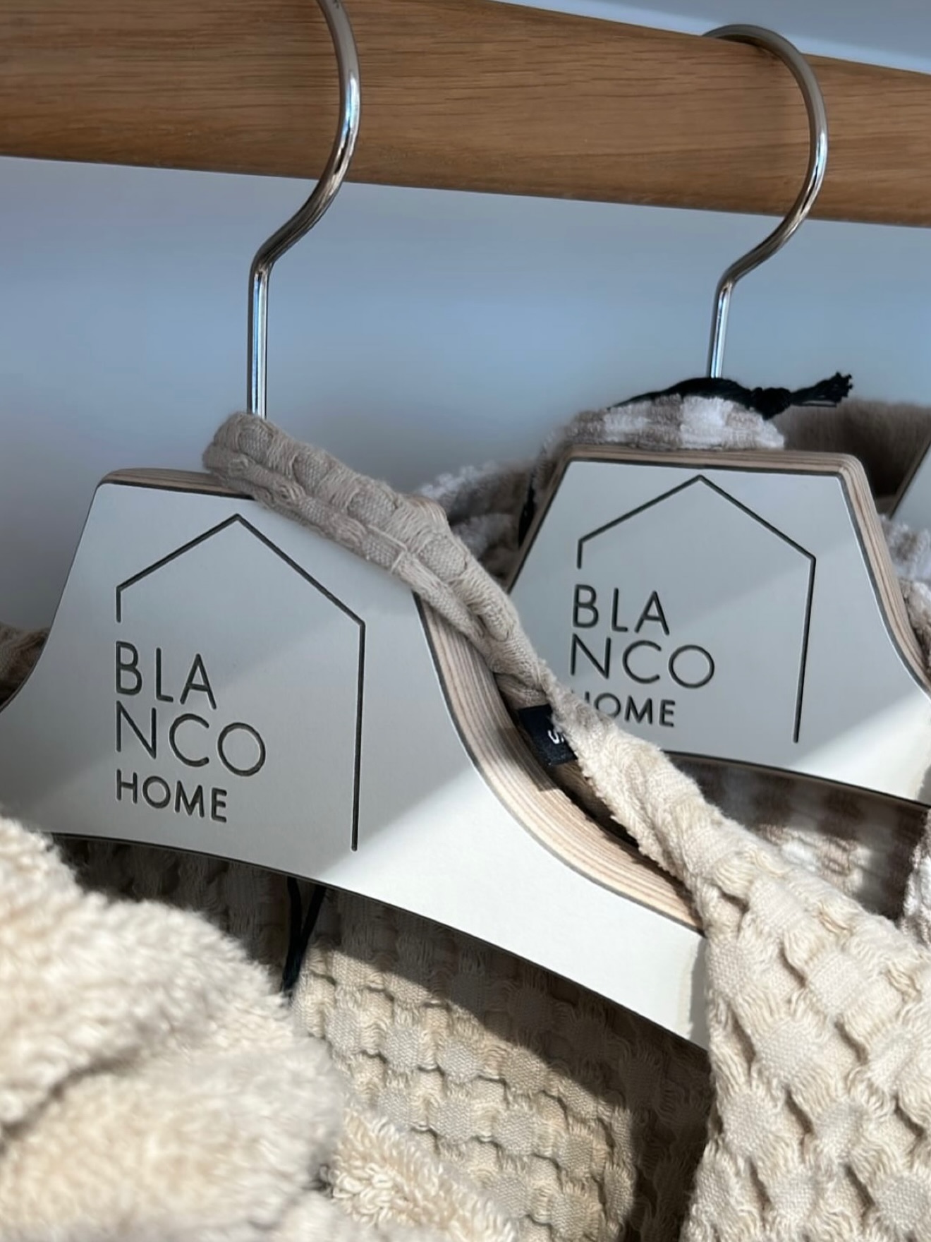 Può essere “casa”un posto di lavoro?
Sí, perché inconsciamente nella scelta di un colore, un materiale, un’essenza, mettiamo qualcosa che in noi richiama benessere e armonia. Succede allora che “un negozio” diventa il tuo “comfort place” dove trovare energia e ispirazione.
Grazie a Giorgia e Silvia per averci scelto e per aver creato insieme a noi @blanco_scandiano ✨
#MessoriArredamenti #ProgettoRealizzato #designitaliano