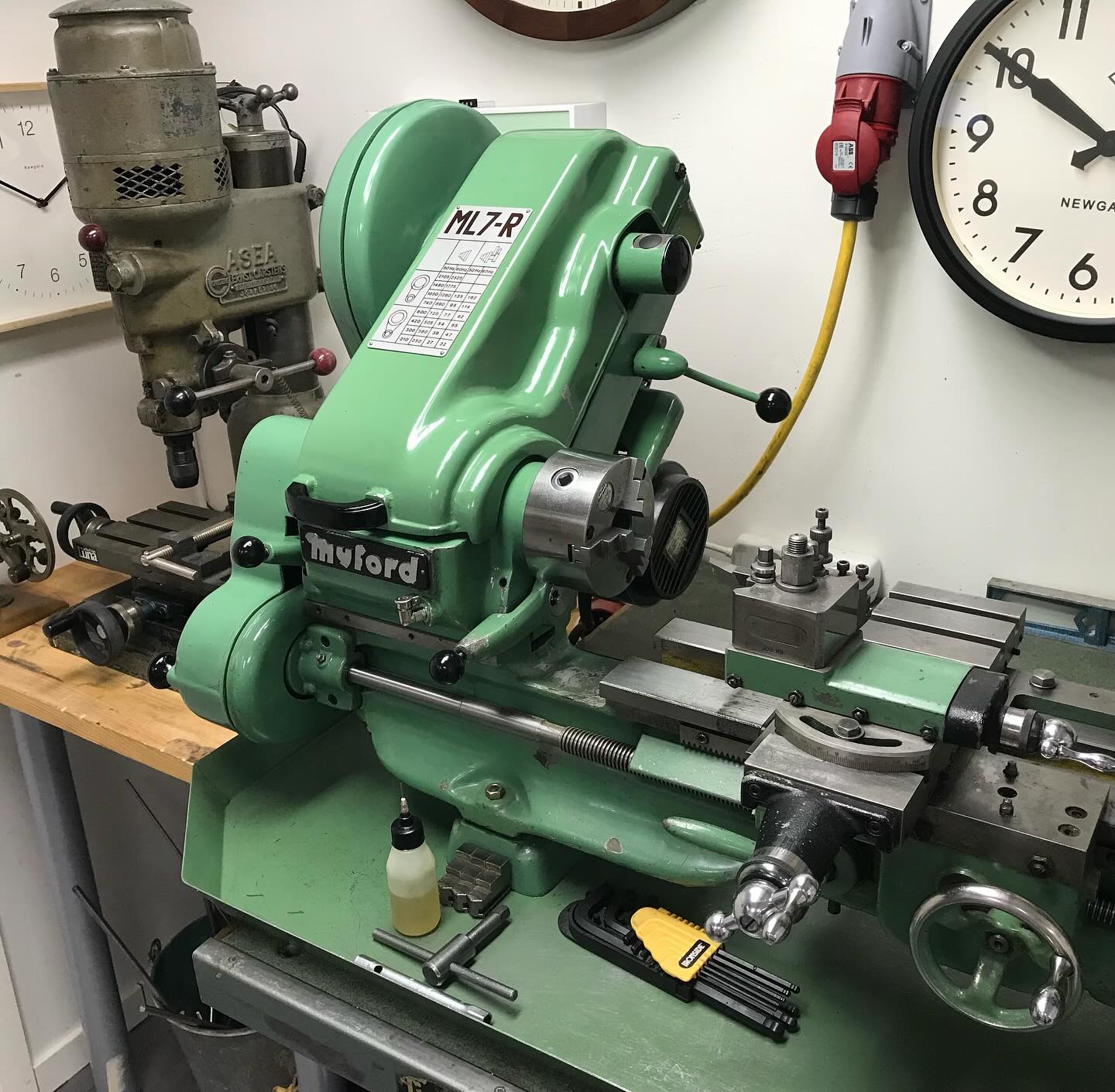 Ibland behöver verktyg och maskiner lite kärlek också! Nu var det dags att ge våran Myford ML7-R en översyn. Drivlinan har fått en rengöring och smörjning med rekommenderad olja och nya drivremmar. På bild 4 kan ni se hur själva axeln ser ut! The theory of horology fungerar även utmärkt som skydd för prismat då man gärna lägger tunga delar just där. 😌
#svarv #lathe #myford #ml7 #clockrepair #urmakeri #watchmaking #clock #uppsala #ulvakvarn