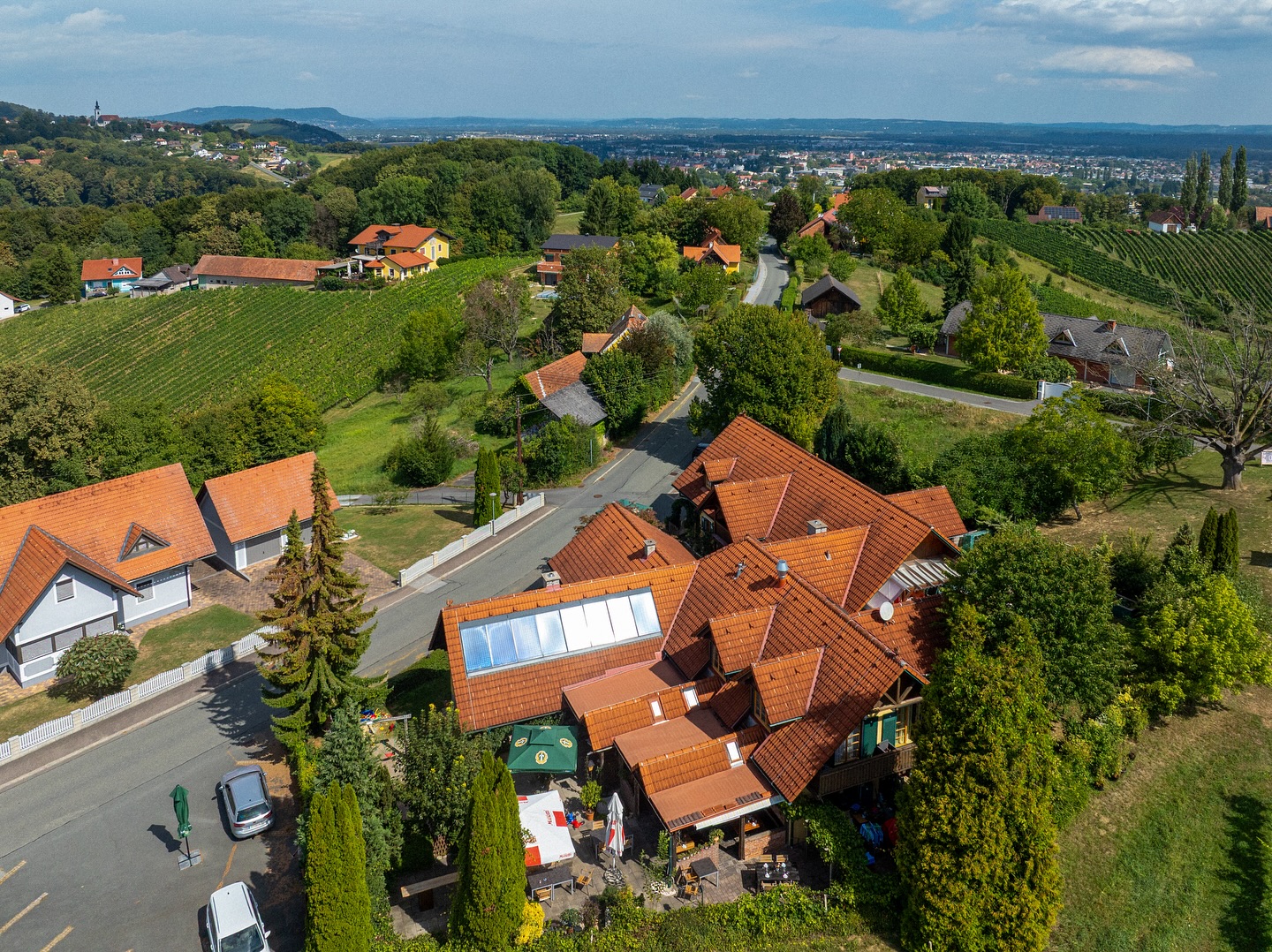Ein Blick von oben auf unsere Holzhütt’n am Seggauberg – umgeben von sanften Hügeln und wunderschönen Weingärten 🍇
Hier schmeckt die Südsteiermark: regional, frisch und mit ganz viel Herz serviert.
Komm vorbei, genieß die Aussicht, die Ruhe und ein Stück echter steirischer Lebensfreude! 💚
Reserviere jetzt deinen Tisch bei uns.
Wir freuen uns auf dich! 🤗
#holzhütte #leibnitz #leibnitzaktuell #neuesausderregion #südsteiermark #suedsteiermark #visitsuedsteiermark #visitsüdsteiermark #gasthaus #restaurant #wirtshaus #seggauberg #südsteiermark #seggauberg #leibnitz #weingartenliebe #regionalgenießen #wirtshauszeit #steirischgut #genussplatz