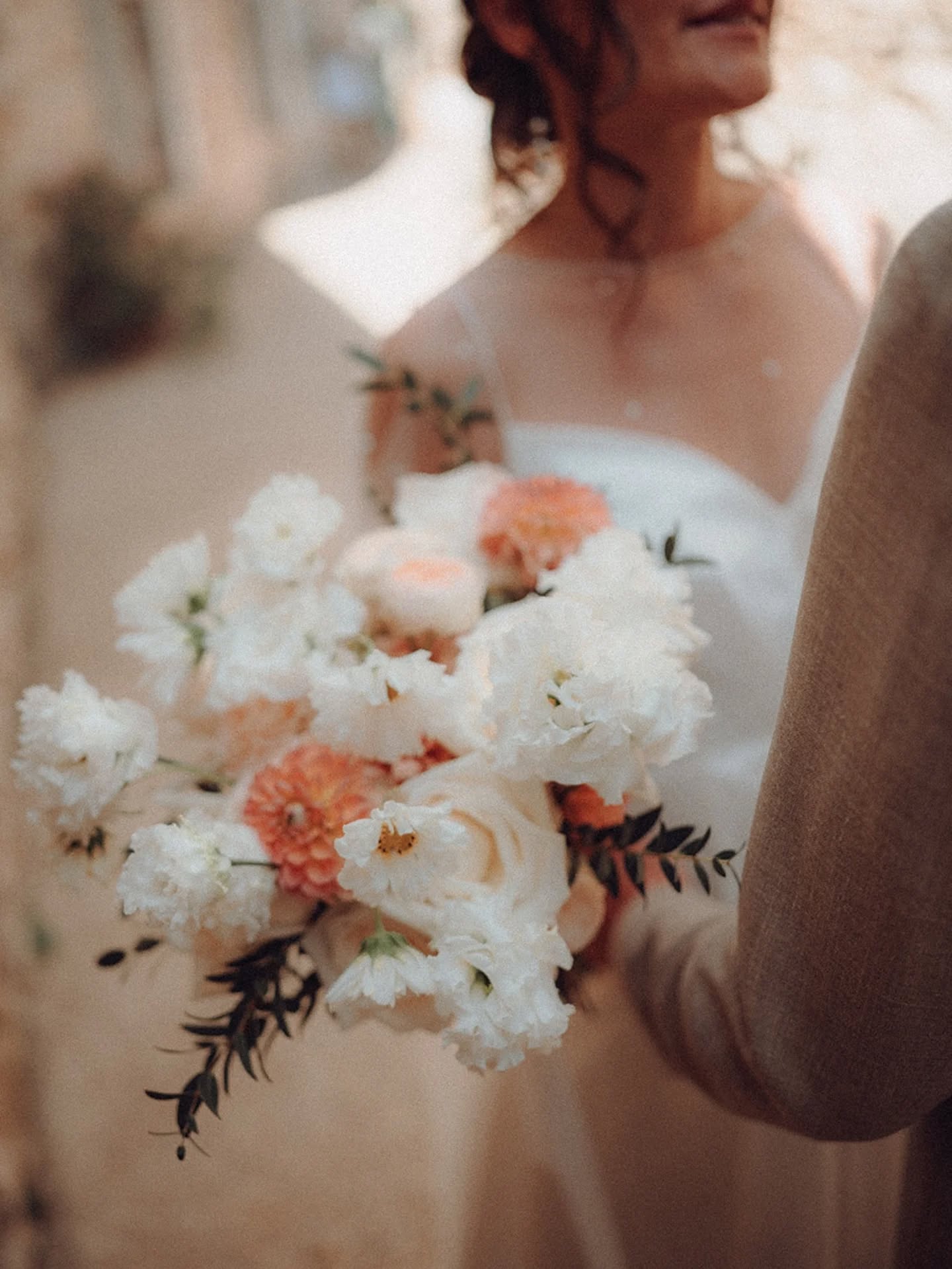 🍂 M & A 🍂
Retour sur le magnifique mariage au Clos du Tuilier du 30 Juillet 2025
Une ambiance poétique, un moment intime et une découverte solaire ...
*Lieu* : @closdutuilier
*Welcome* : @la_charolaise_malavard
*Traiteur* :@arboistraiteur
*Brunch* : @la_pizza_francaise
*Mobilier* : @oravis_location
*MUAH* : @alicia.l_weddinghairstylist
*Fleurs* : @melaine.bois.fleuri
*DJ* : @lh_sound_design
*Photographe* : @coyotepix
*Photobooth* : @la_selfiejoke_photobooth
*Cocktails* : @lecocktail.nomade
*Baby-sitting* : @floremanuel
*Regie* : @reception_events
#fleuriste #flowers #frenchweddings #flowerlovers #fleursmariage #fleuristeevenementiel #mariage #mariageenprovence #wedding #weddingbouquet #weddingprovence #weddingsouthoffrance #weddingflowers