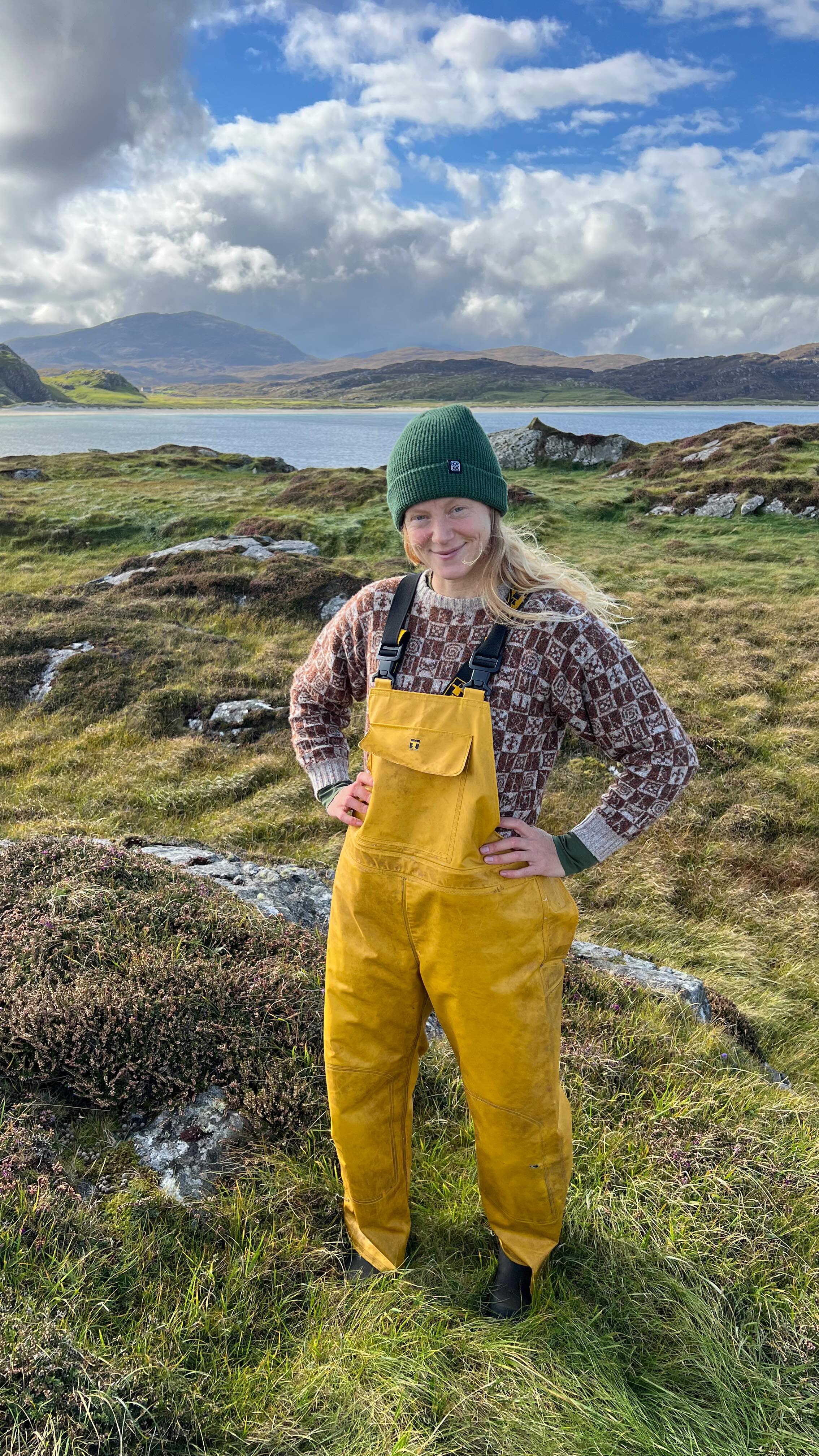 ràith an fhoghair
(the) autumn season
Recent images.
Low sun, folding maquette, still laying, brothers visit, feannagan, mushrooms, bramble pie, walks, drams, beaches, wooly jumpers, creeling, boats brought in for the end of the season. #gàidhlig #placebased #gaelic #waysofseeing #sitespecific #lèirsinn #scottishart