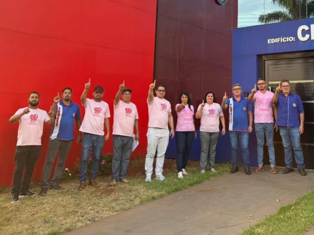 ✊ ELEIÇÕES SINDMASSA MS: CHAPA 1 OFICIALIZADA PARA O PLEITO! 🗳️
Com o encerramento do prazo de registro, a Chapa 1 – “Quem luta por você, merece seu voto!” foi oficializada como chapa única para as eleições da nova diretoria do SINDMASSA MS.
A chapa, de origem CUTista, representa a continuidade de um trabalho sério e combativo, focado na defesa dos direitos da nossa categoria.
Liderada pelo companheiro Fábio Bezerra, candidato a presidente, a Chapa 1 reafirma seu compromisso com a luta por melhores salários, condições de trabalho dignas e a garantia do emprego para todos os trabalhadores e trabalhadoras.
🗓️ MARQUE NA AGENDA: As eleições acontecerão nos dias 30 e 31 de outubro de 2025.
📍 Para garantir a ampla participação de todos, serão distribuídas 20 urnas em pontos estratégicos por todo o Estado de Mato Grosso do Sul.
Fábio Bezerra convoca toda a categoria: "Peço o voto de cada associado que acredita na força da luta coletiva. Nossa união é o que nos fortalece para seguir avançando e conquistando."
Participe e fortaleça o seu sindicato! 💪
#EleiçõesSindmassaMS #Chapa1 #SindmassaMS #FábioBezerraPresidente #QuemLutaPorVocêMereceSeuVoto #MovimentoSindical #CUT #TrabalhadoresNaLuta #VotoDoTrabalhador #MatoGrossoDoSul #EleiçãoSindical