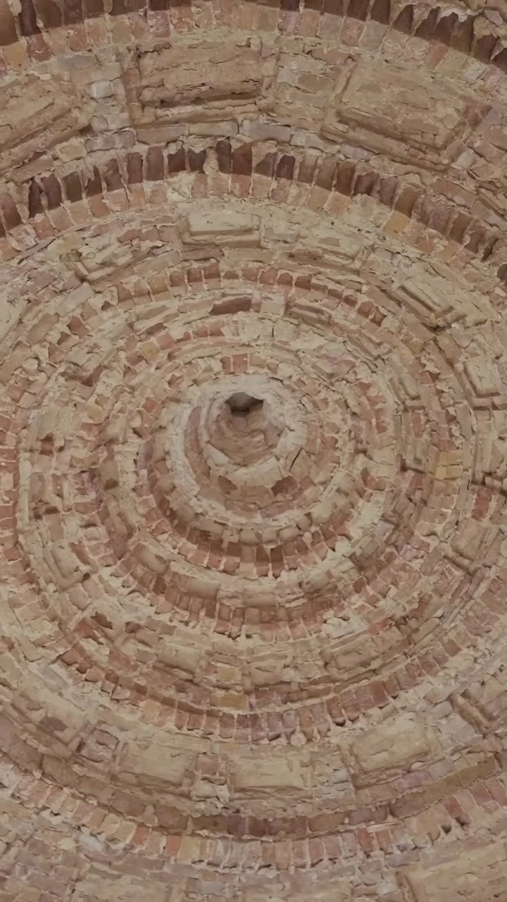 ๐๐๐๐ โ ๐๐๐๐ โ ๐๐๐๐
Anche questโautunno si conclude la stagione delle visite, dopo 50 estati di apertura al pubblico. Ma la vita della Villa non si ferma con i molteplici gesti di cura e tutela che la animano dietro le quinte che la vedono protagonista.
La lunga storia di Villa Imperiale รจ fatta di quotidianitร : gesti ripetuti e interruzioni, continuitร e discontinuitร . ร in questa trama irregolare che la ๐ฆ๐๐ฆ๐จ๐ซ๐ข๐ diventa ๐๐ญ๐ญ๐ข๐ฏ๐, sedimentando strati di ๐ฏ๐ข๐ญ๐ diversi.
Dal ๐๐๐๐ la famiglia custodisce questo luogo, trasformando il tempo in cura.
Dal ๐๐๐๐ la Villa si apre al pubblico, intrecciando la sua storia con quella di chi la visita.
Nel ๐๐๐๐, dopo 50 anni di aperture, la memoria continua a farsi presente, in un respiro costante tra passato e futuro.
๐๐๐๐๐๐ รจ un progetto che guarda al contemporaneo e alle sue molteplici forme di espressione. Dentro una visione curatoriale complessiva, diventa strumento per trasformare la Villa in un luogo in cui memoria e futuro si incontrano.
________
Video: @culto.productions
#VillaImperialePesaro #1777 #1975 #2025 #50anni #custodireรจlavorare #patrimoniovivo #culturaepartecipazione #memoriaattiva #IMPACT