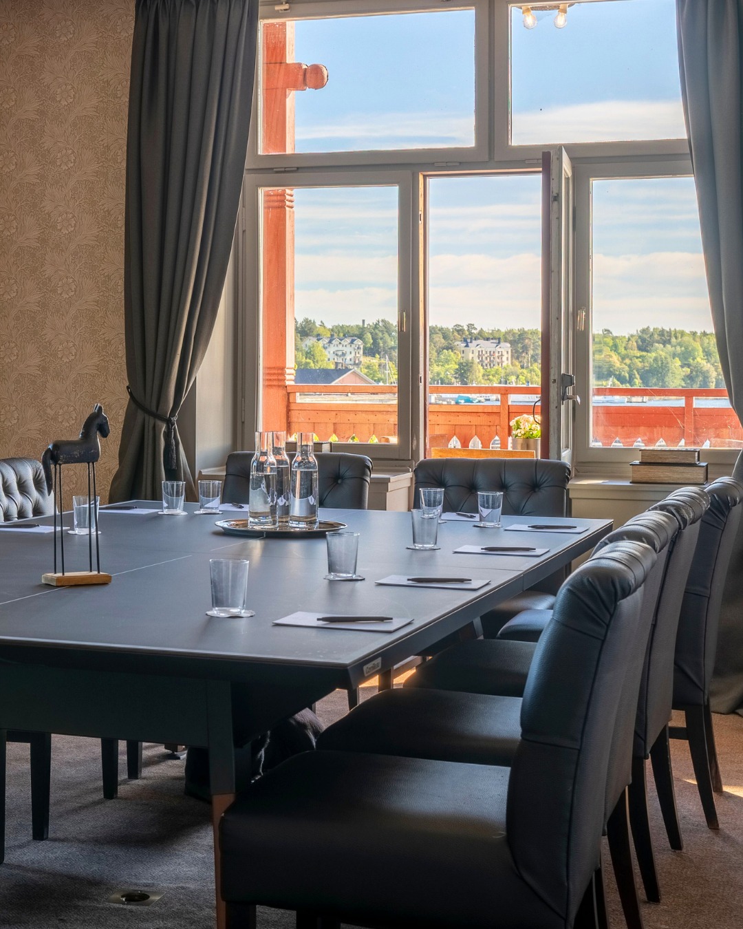 På Waxholms Hotell blir konferensen allt annat än instängd. 🖋️
Fyra mötesrum med fönster mot vattnet, naturligt ljus och full utrustning (och i tre rum ger balkong extra uppfriskande luft i lungorna).
Endast 30 minuter från Stockholm City med bil, eller en knapp timme med SL-båt från Strömkajen eller Slussen.
Vi ligger nära till allt (utom stress).
Kontakta oss för att planera ert nästa möte.