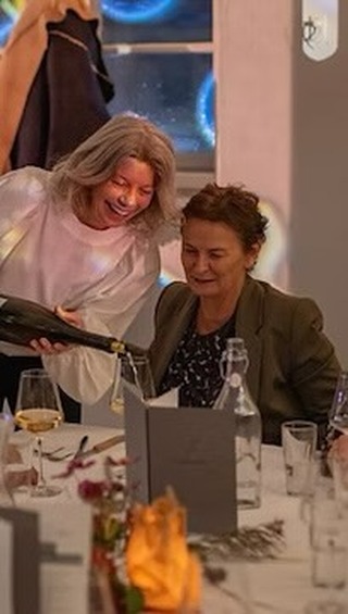 𝗗𝗮𝘀 𝘄𝗮𝗿 𝘂𝗻𝘀𝗲𝗿 👨🏽🍳 𝗛𝗶𝗱𝗱𝗲𝗻 𝗗𝗶𝗻𝗻𝗲𝗿 𝟮𝟬𝟮𝟱 😍
Ein riesiges Dankeschön 🤗 an
𝗖𝗮𝗿𝗼𝗹𝗶𝗻𝗲 und 𝗟𝘂𝗸𝗮𝘀 𝘃𝗼𝗻 𝗱𝗲𝗿 𝗪𝗶𝗲𝘀𝗵𝗼𝗳𝗲𝗿𝗺ü𝗵𝗹𝗲, die heuer ihre Tore für uns geöffnet 🙌🏼 haben.
Großartiger Kulinarik 👩🍳 von 𝗦𝗼𝗽𝗵𝗶𝗲 𝘂𝗻𝗱 𝗣𝗲𝘁𝗲𝗿 mit Team vom 𝗪𝗮𝗻𝗱𝗲𝗿𝗹𝗼𝗸𝗮𝗹. 😍
Die 𝗟𝗶𝗰𝗵𝘁𝗸ü𝗻𝘀𝘁𝗹𝗲𝗿:𝗶𝗻𝗻𝗲𝗻 𝘃𝗼𝗻 𝗢𝗰𝗵𝗼𝗿𝗲𝘀𝗼𝘁𝘁𝗼 hüllten das Gebäude in ein magisches ✨ Spiel aus Farben und Formen 🎨💛 und machten die besondere Atmosphäre perfekt. 🤩
Zum Aperitif 🥂 sorgte 𝗝𝗼𝗵𝗮𝗻𝗻𝗲𝘀 𝗞𝗼𝗴𝗹𝗲𝗿 mit seiner Musik 🎶 für stimmungsvolle Begleitung und den idealen Start in den Abend.
All den 𝗴𝗲𝗻𝘂𝘀𝘀𝗳𝗿𝗲𝘂𝗱𝗶𝗴𝗲𝗻 𝗠𝗲𝗻𝘀𝗰𝗵𝗲𝗻, die sich mit Offenheit und Begeisterung 🤩 auf solche unvergesslichen Erlebnisse einlassen - ein herzliches 𝗗𝗮𝗻𝗸𝗲𝘀𝗰𝗵ö𝗻 ❤️ fürs dabeisein!
•
•
•
Fotos: Johannes Kogler
#hiddendinner #genuss #wieshofermühle #wirliebenwein #genussinklusive #regionaleinkaufen #thinkpositive #weinkiste #wine #weinkistestjohann @treffpunkt_stjohann @kitzalpen @austrianwine