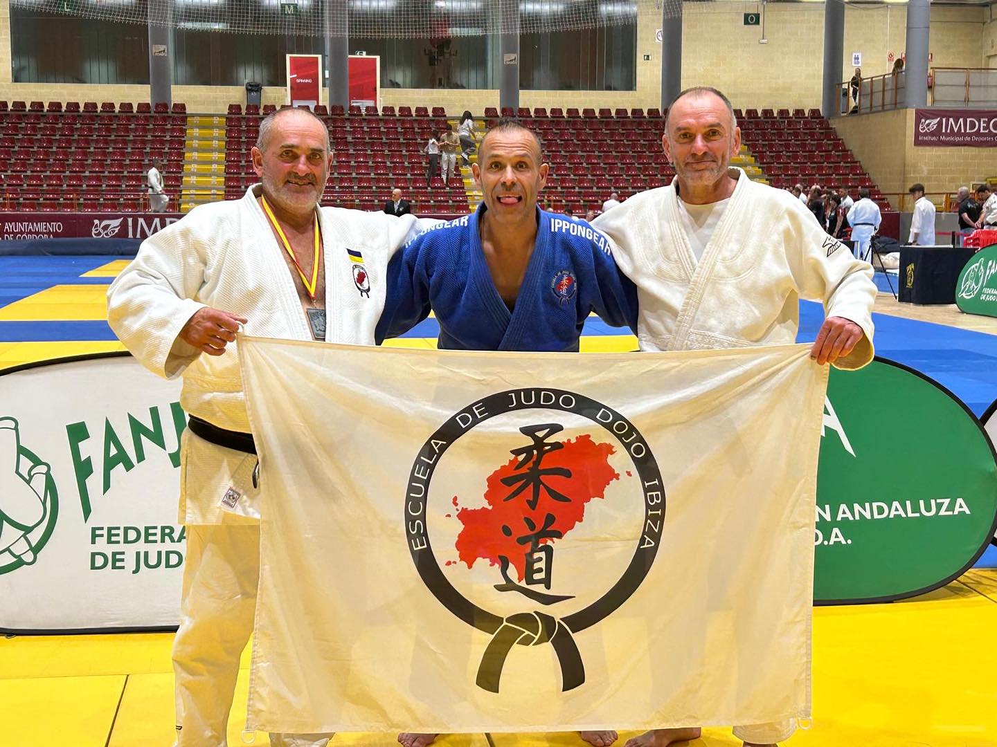 Tres de nuestros veteranos estuvieron este fin de semana en cordoba luchando como guerreros en la copa de España. Esta vez las cosas no salieron como esperábamos, pero seguimos sumando experiencias para mejorar cada día! Enhorabuena a los tres!
Dima 🥈
Juanma 🥉
Carlos 🍫