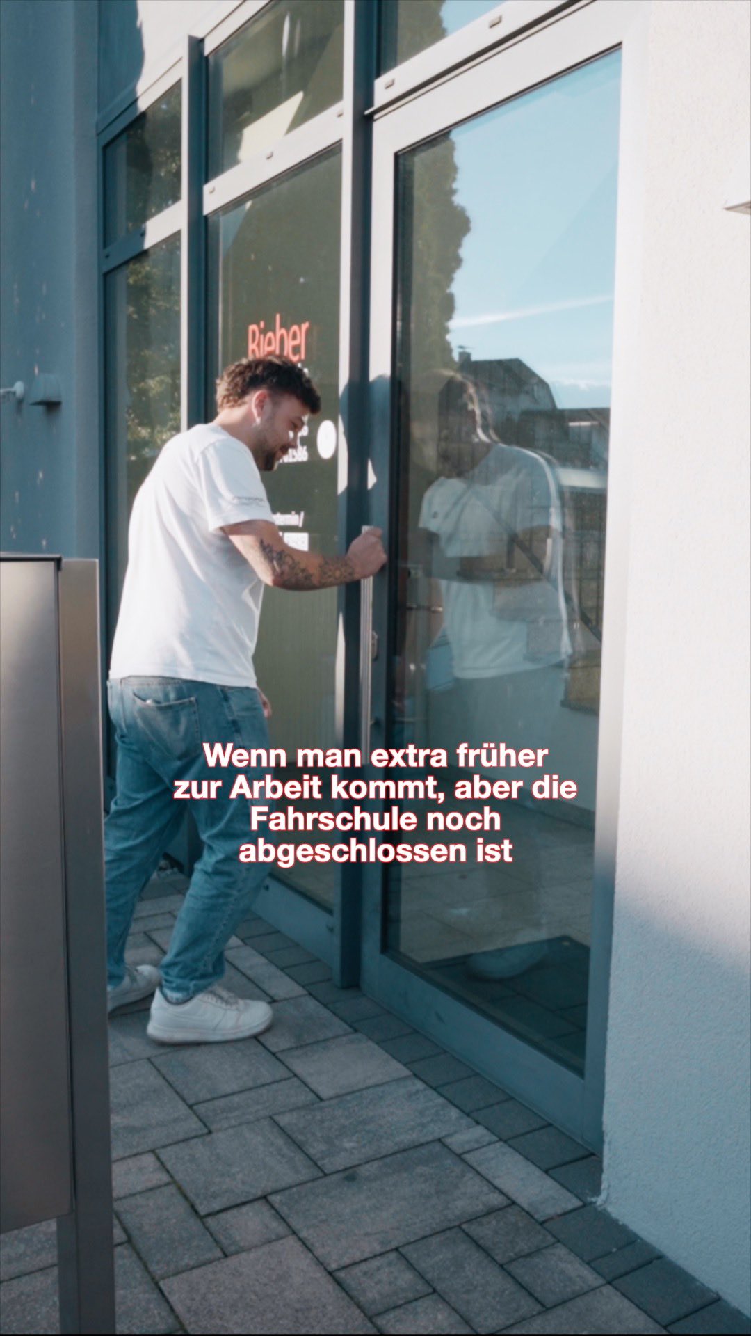 Julian so: „Heute komm ich safe pünktlich.“
Tür so: ZIEH.
Julian so: DRÜCK DRÜCK DRÜCK DRÜCK DRÜCK...
Tür bleibt: 🤡✌️
45 Versuche später... immer noch draußen.
Chef kommt chillig an, zieht einmal – Tür geht auf wie WLAN bei Mama.
Aber hey, wenigstens warst du motiviert, Bruder 😂🫶
#fahrschulemitstyle #vibesonpoint #fahrschulelife #premiumfahrschule #realdrivingskills #failoftheday #fahrschulebieber #führerscheintipps #fahrschulcontent #realfahrschule #fahrschuleaschaffenburg #fahrschule #aschaffenburg #goldbach #waldaschaff #führerschein #motorrad #roller #auto #b197 #autoführerschein #motorradführerschein #rollerführerschein #anhängerführerschein #premiumfahrschule #hösbach #b96 #bestefahrschule #fyp #trend #comedy