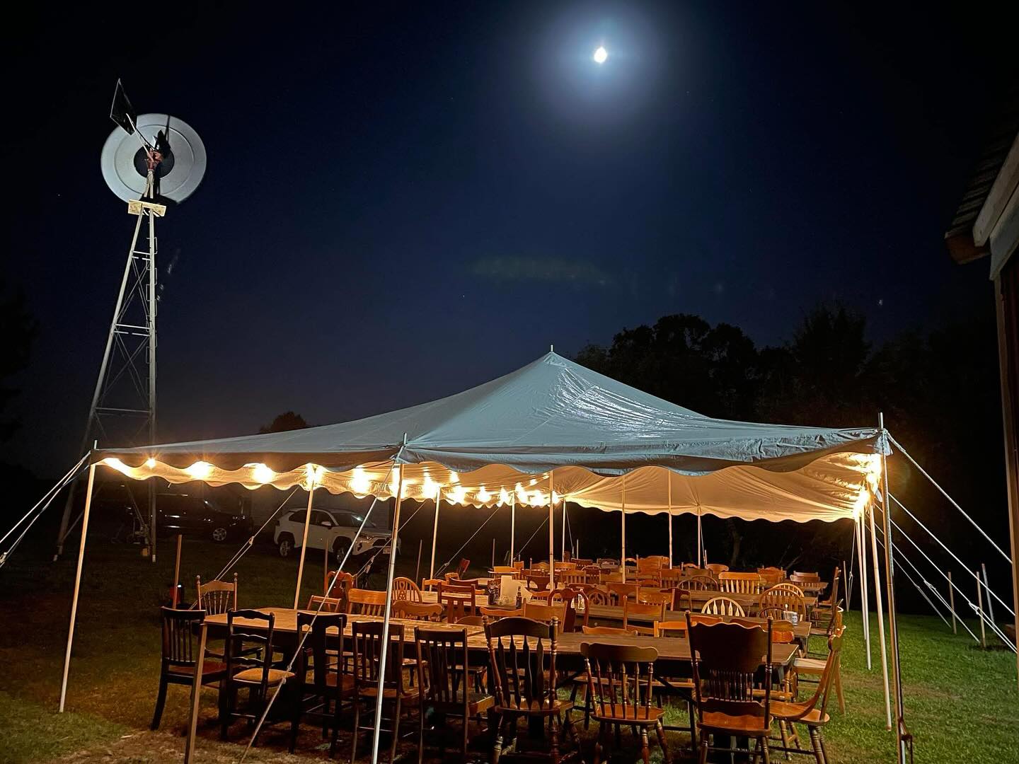 Peaceful moments on the farm under the moon 🌙🥰
The next day the space transforms and it is filled with love and laughter from friends and family❤️
#cvf #gildedgraceevents #farmhousetables #rentdontbuy #luxuryevents #eventrentals #moonlitfarm @ambition_farms