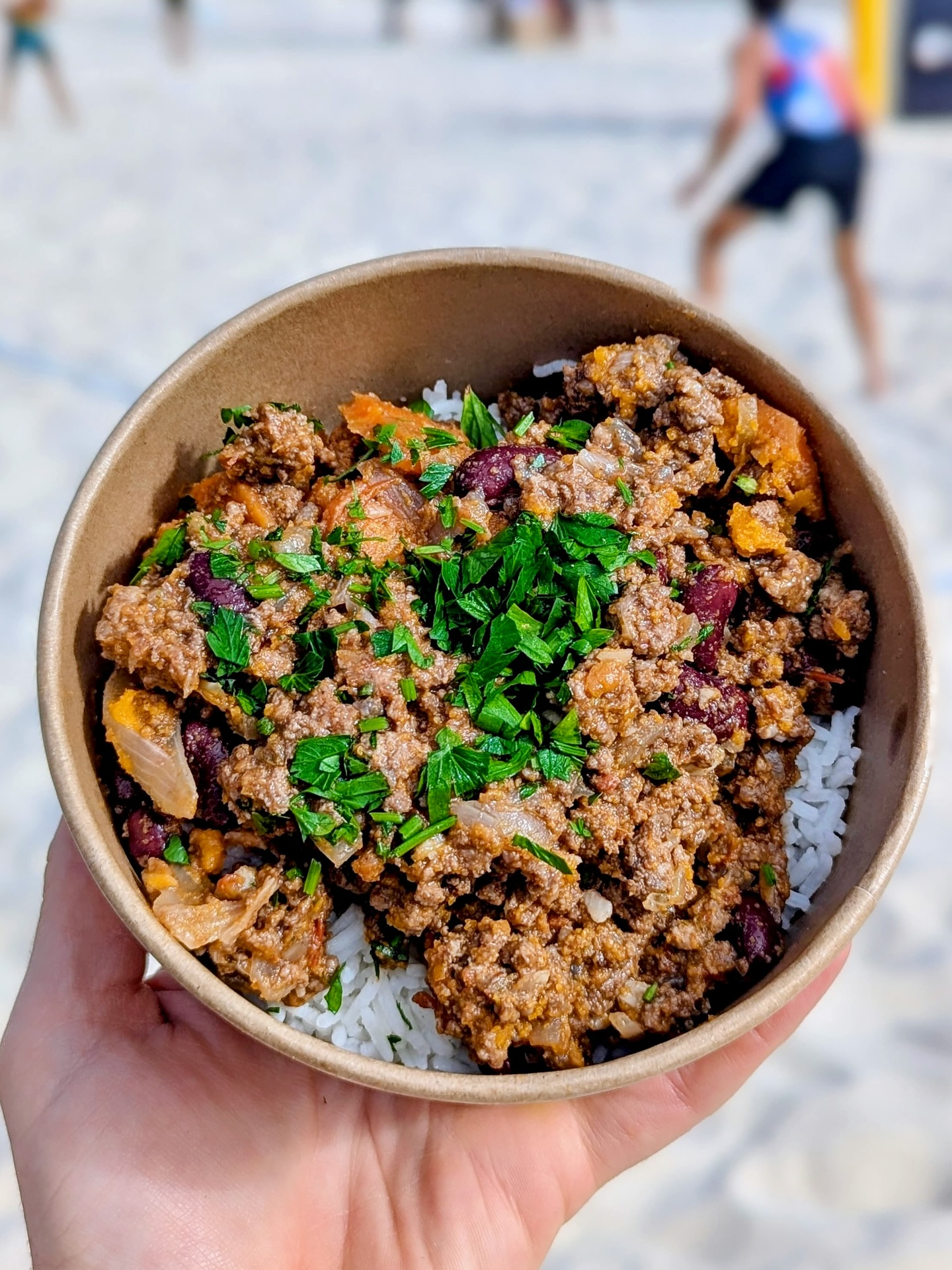 🏐☀️ Livraisons vitaminées cette fin de semaine !
Au menu : du goût, de la couleur et surtout… de la diversité 😎
🥗 Salade César – le classique qui fait toujours plaisir
🌶️ Salade Thaï – du croquant et du peps
🔥 Chili con carne – pour les fans de plats qui réchauffent
🍛 Poulet curry coco – la touche exotique qu’on adore
Parce que Paella del Pueblo, ce n’est pas que des paellas 🥘 !
C’est aussi des plats variés, sur mesure, pensés pour s’adapter à chaque événement 💪
Un grand merci au @montpellier_beach_volley pour leur confiance 🙌