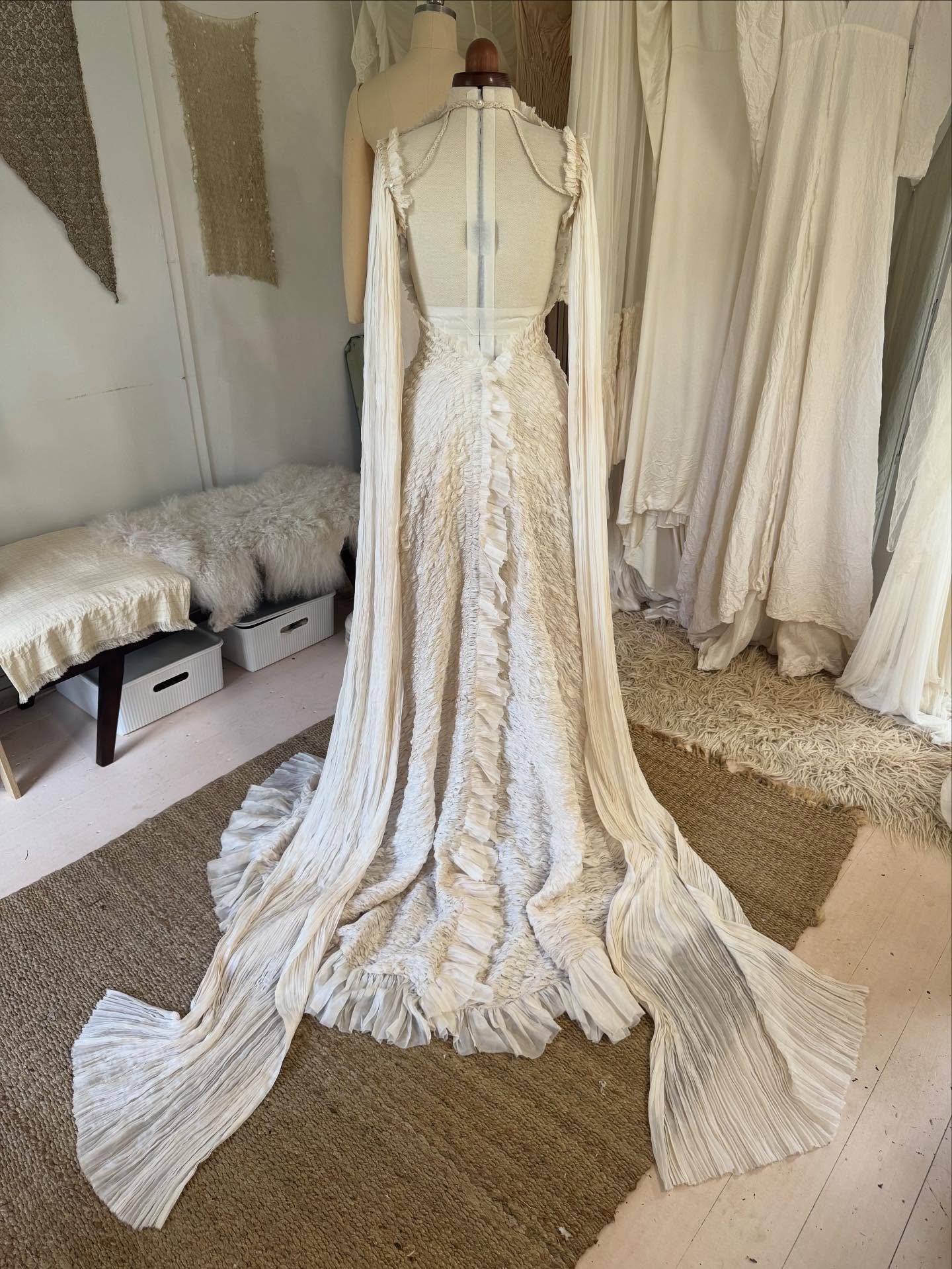 This beauty left the studio on the weekend… a bespoke blend of the AMPHITRITE and PISCES gowns harmonising seamlessly for another beautiful human…
.
.
.
.
.
.
#bespokebridal #custombridal #silkbridalgown #silkweddingdress #contemporarybridal #modernbride #modernwedding #modernweddingdress