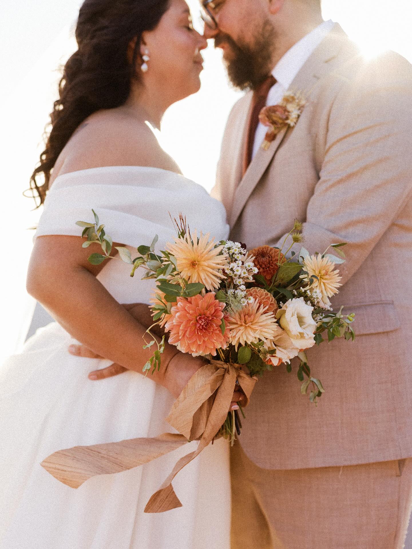 Sneak peeks from Laura & Daniel’s Autumn Desert wedding at the stunning @theredearthvenue in Moab 🧡
Amazing team ⬇️
Venue @theredearthvenue
Planning @moabeventservices
Rentals @terravidaevents
HMA @mariahannifinmakeup
Florals @farmyardmoab
DJ + Sound @sandstone_sound
Dessert @sweetserendipitymoab
Tacossssss El Local Taco Truck
Photo booth @moabphotoboothco
Bar @thetipsy.trailer
Video @madstuhh