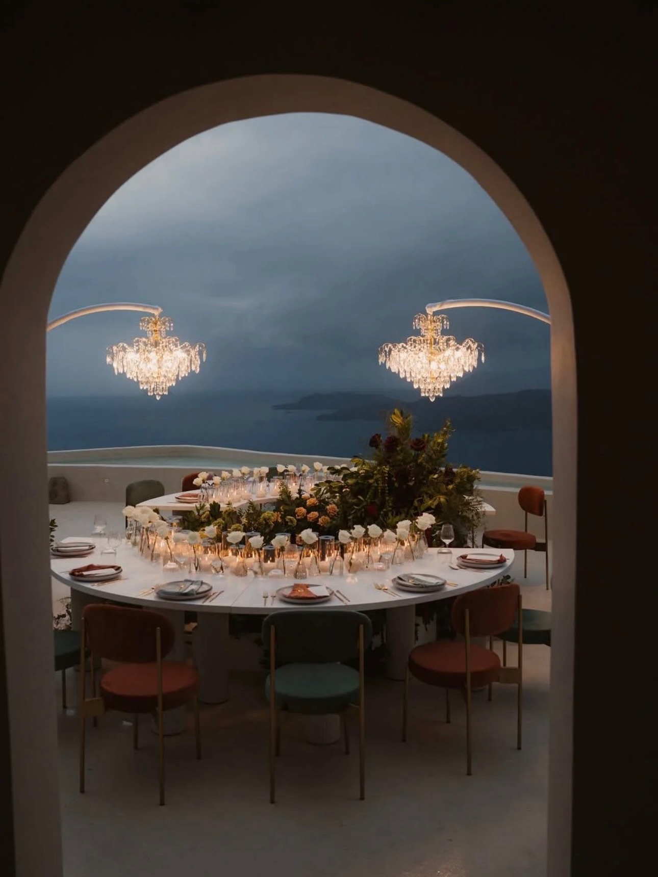 “Autumn-inspired florals that whisper luxury and timeless romance.” 🍂 #santoriniwedding#destinationsweddings#luxuryweddings#europeweddings#autumsflorals# @lazarou.g.photography 📸