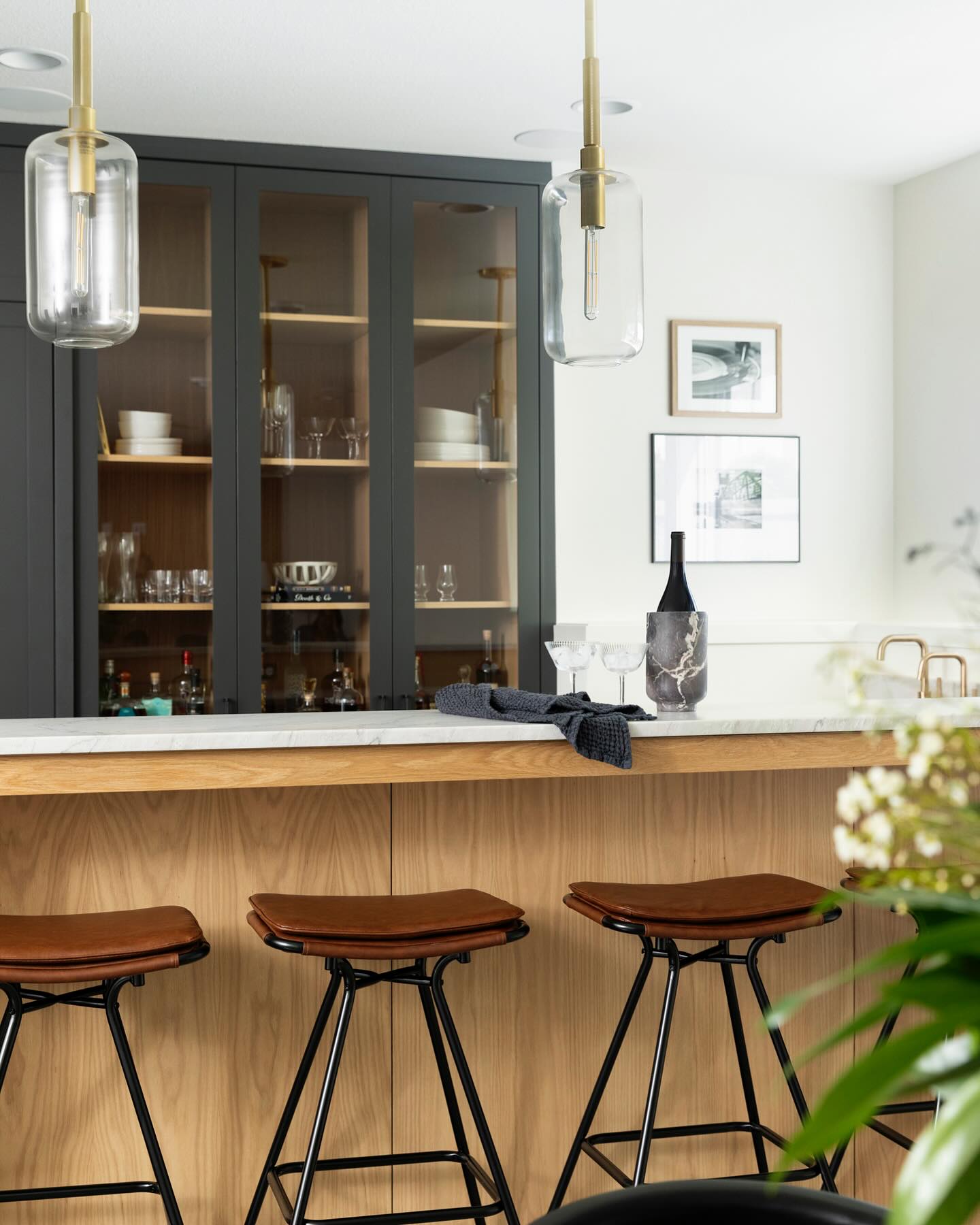 The best parties don’t always start upstairs. With a custom bar, ample seating, and room to gather, this basement is built for evenings that turn into memories. #projectmodernbrickhouse
Build: @divinecustomhomes
Design: Haven Design Collective
Photography: @spacecrafting_photography