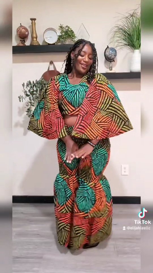 The weather is cooling off but we still got the HEAT 🔥
This show LIMITED EDITION stopper features an oversize sleeves crop top with a sweetheart neckline and fitted smocking pants with flared bottoms in mesmerizing earth tones. 🤩