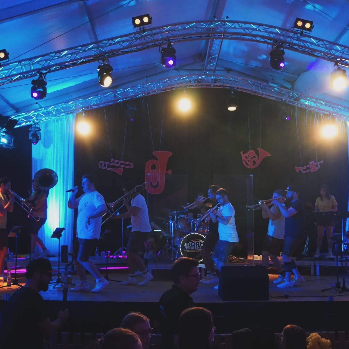 Ein mega Wochenende liegt hinter uns! DANKE an den @musikverein.tafertshofen, dass wir auf dem @bmt.tafertshofen.2025 dabei sein und nach einem mega Auftritt von @blechundco_official so richtig die Hütte einheizen durften 🎉😍🍻 Und wie es bei so einem Heimspiel so ist, war für die meisten von uns das Festwochenende danach noch nicht vorbei und wir waren musikalisch oder als helfende Hände nochmal auf dem Fest vertreten 😎
Freitag war aber definitiv unser Highlight und wir freuen uns damit umso mehr auf unseren Saisonabschluss am 25.10. beim legendären Weinfest des @mvweilstetten 🍷 See you! ✌️