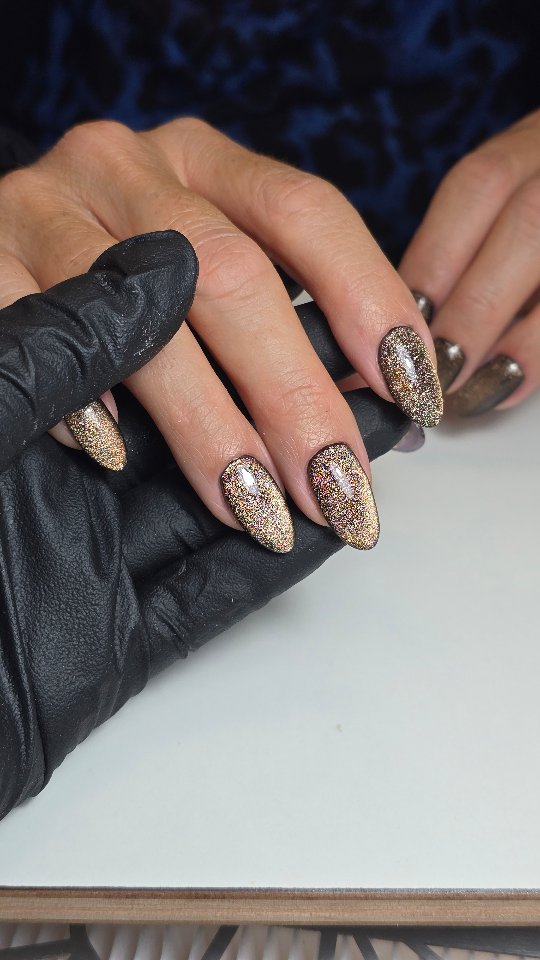 🍫🤎🍂
@dndgel Toffee Crisp Cateye over Black
#autumnnails #brownnails #cateyenails #showscratch