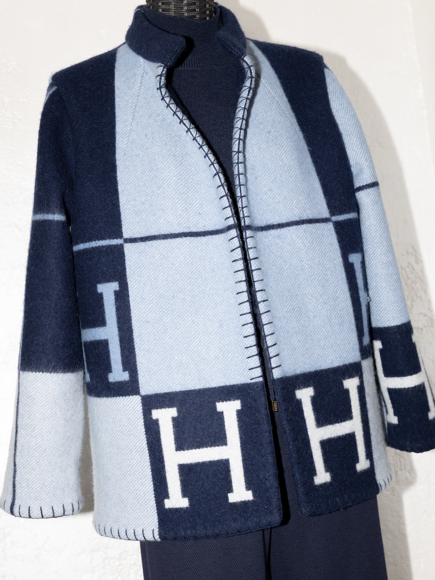 QUAGLIA ATELIER - Crafted from an original Hermès blanket, this jacket transforms cashmere & wool into a truly unique piece. Hand-cut and sewn in our Milan Atelier. Every piece is 100% handmade and limited to one. A true statement of individuality.
#quagliazurich #handcrafted #hermesblanket #luxurylifestyle