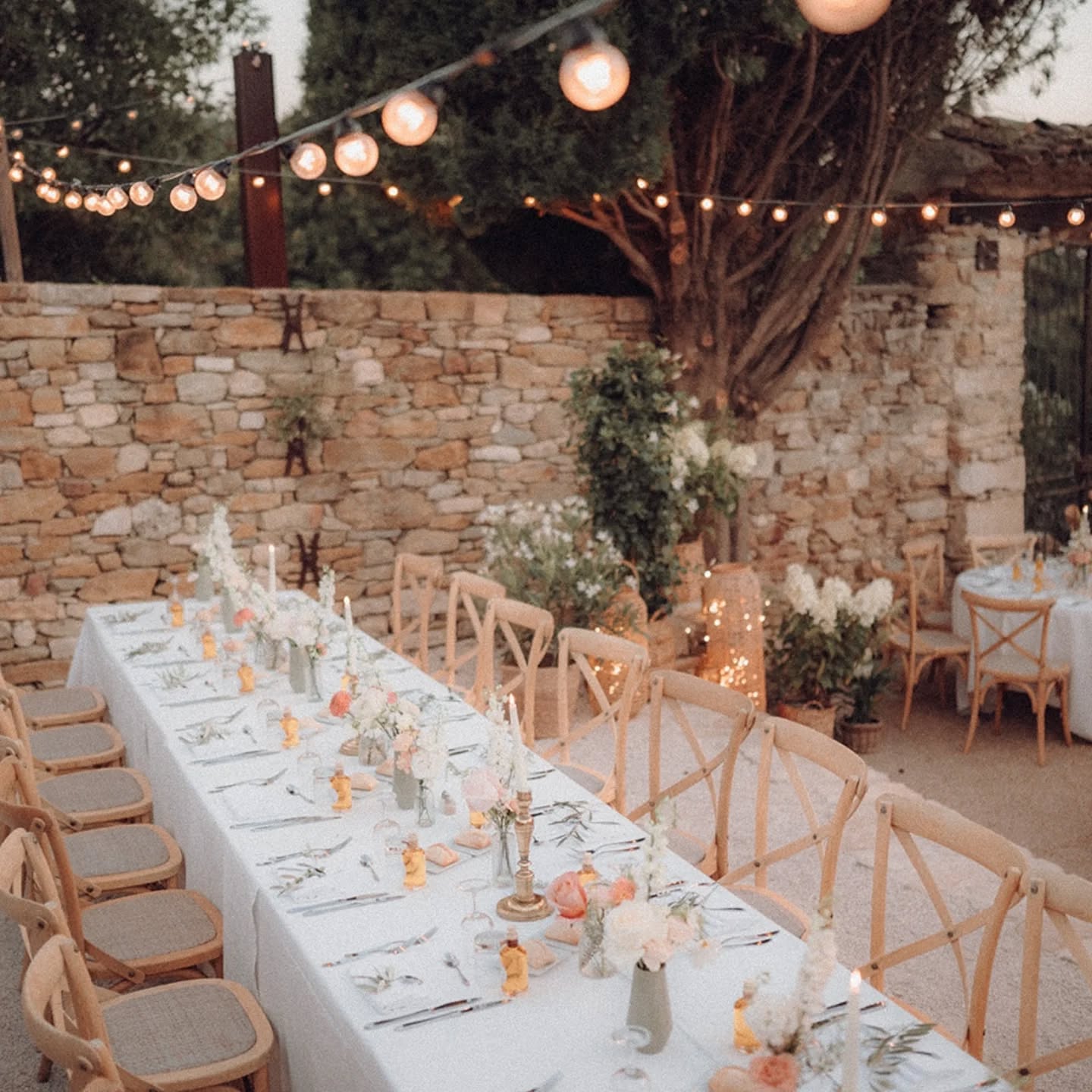 🍂 M & A 🍂
Le 30 Juillet 2025 au @closdutuilier
De la douceur même à table 🌸
*Lieu* : @closdutuilier
*Welcome* : @la_charolaise_malavard
*Traiteur* :@arboistraiteur
*Brunch* : @la_pizza_francaise
*Mobilier* : @oravis_location
*MUAH* : @alicia.l_weddinghairstylist
*Fleurs* : @melaine.bois.fleuri
*DJ* : @lh_sound_design
*Photographe* : @coyotepix
*Photobooth* : @la_selfiejoke_photobooth
*Cocktails* : @lecocktail.nomade
*Baby-sitting* : @floremanuel
*Regie* : @reception_events
#fleuriste #flowers #frenchweddings #flowerlovers #fleursmariage #fleuristeevenementiel #flowerarrangement #fleurs #mariage #mariageenprovence #wedding #weddingtable #weddingprovence #weddingsouthoffrance #weddingsinfrance