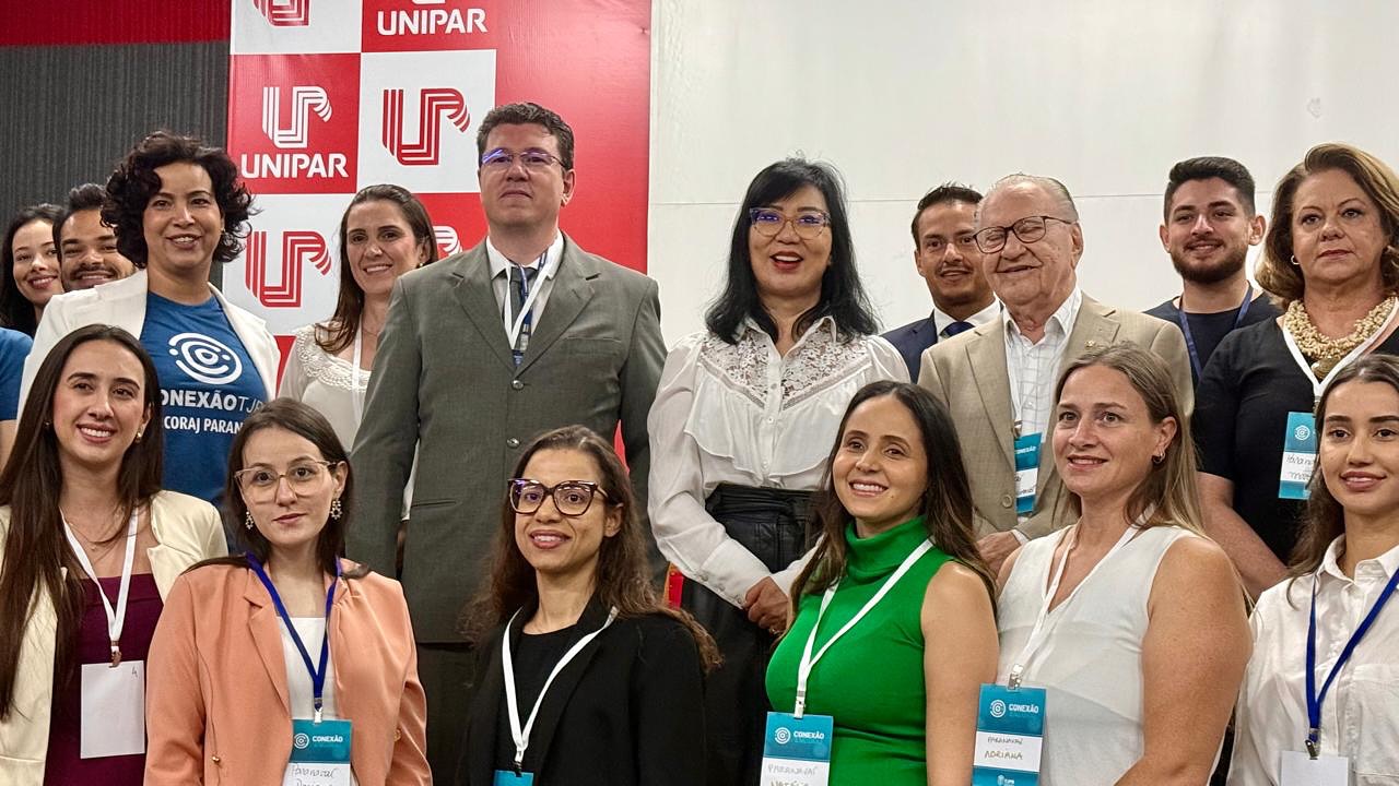 🗞️ Presidência e Vice-Presidência da ANJUD prestigiam evento Encoraj em Paranavaí
A ANJUD marcou presença no evento Encoraj - Gestão em Movimento, realizado na comarca de Paranavaí, em mais uma edição do programa promovido pelo Tribunal de Justiça do Paraná.
Participaram representando a Associação o Presidente José Renato Catarin e o Vice-Presidente Emerson Gonçalves, que puderam prestigiar o encontro e dialogar com diversos secretários da atual Administração do TJPR, em um ambiente de integração, troca de ideias e fortalecimento institucional.
O evento contou ainda com a presença da Excelentíssima Desembargadora Lídia Maejima, Presidente do Tribunal de Justiça do Paraná, além de magistrados, servidores e representantes de diversas comarcas da região de Paranavaí.
Para a ANJUD, estar presente em iniciativas como o Encoraj reforça o compromisso da entidade com a valorização dos servidores, a inovação administrativa e o diálogo permanente com a gestão do TJPR.