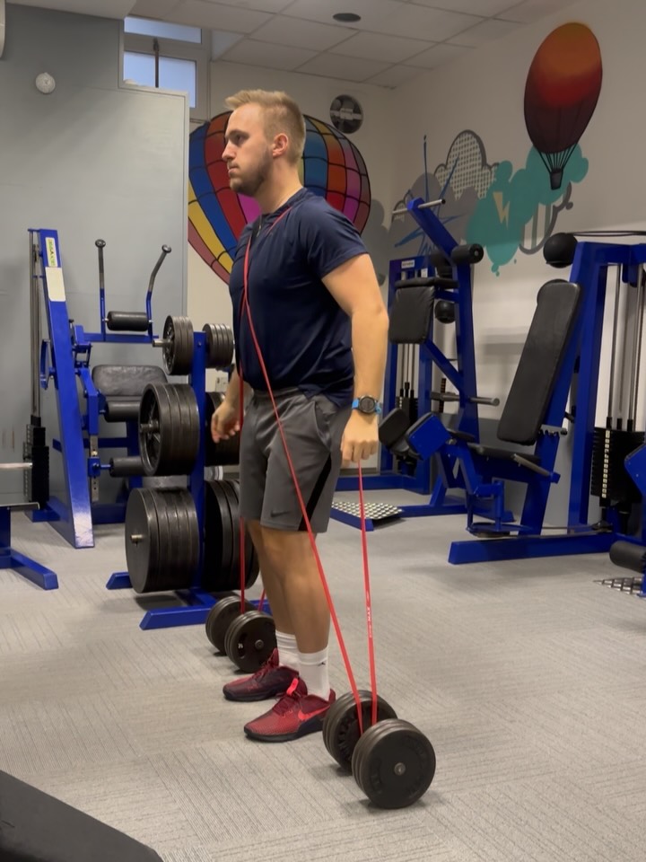 Recovery training session 🧠💪🏽
~
Hlava jela na 100%, tělo ale ne. Po měsíci
asi post-covidu jsem si dal první fullbody trénink. Probíhal s cílem zaměřit se na regeneraci, ale ne na výkon.
Byl to příjemný trénink, propálil jsem pár cviků a zakončil to v 2. zóně na air biku, protože po nemoci je to přesně to, co tělo potřebuje.
Dřív bych to přepálil. Dneska vím, že ubrat je občas ta nejtěžší i nejchytřejší volba.
Btw Zóna 2 pomáhá obnovit mitochondrie, zlepšuje práci srdce a energii těla po nemoci. Takže žádný “slabý trénink”, ale promyšlený restart. 🤓😮💨
#brotasfitness #brotas #osobnitrener #kentoyafitness #strengthandconditioningcoach #rpr #triphasistraining #praha10 #kentoya #posilovani #cviceni #fitko