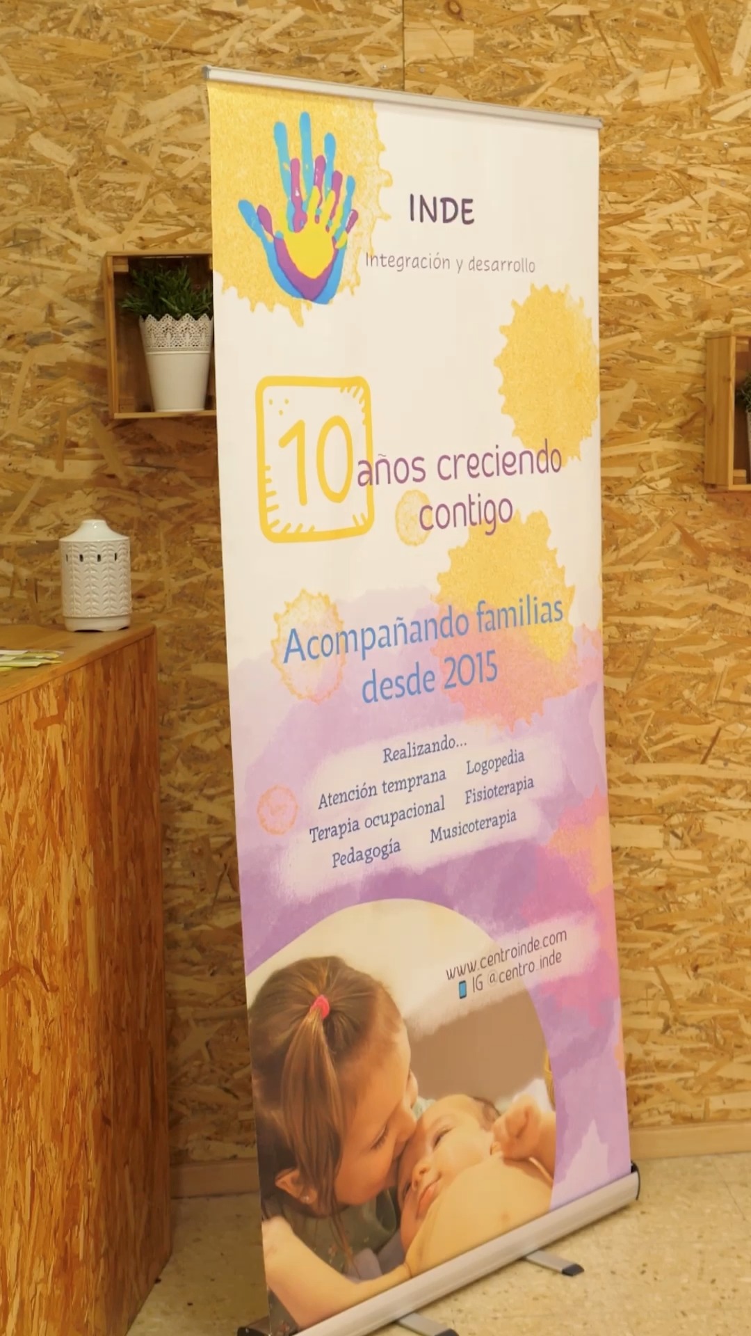 Han sido dos días llenos de aprendizaje, inspiración y encuentros.
Las Jornadas de Atención Temprana del Centro Inde nos han recordado por qué hacemos lo que hacemos: acompañar, comprender y crecer junto a las familias y los profesionales que cada día construyen oportunidades para la infancia.
Gracias a todos los ponentes por compartir su conocimiento y su pasión;
a los asistentes por su participación activa y entusiasmo;
y a todo el equipo del Centro Inde por su entrega, esfuerzo y compromiso en cada detalle.
Celebrar estos 10 años ha sido mucho más que mirar atrás: ha sido proyectarnos hacia el futuro con ilusión renovada.
Seguimos caminando juntos, con la misma esencia que nos mueve desde el principio: la integración, el desarrollo y la confianza en el potencial de cada niño.
@guasimaramatias
@nurialorenzo_logopeda
@marinarosales_logopeda
@mar.gomez.orozco
@sheilaasuareez
@sermusicoterapia_
@nasuargon
@_initialr
@albertofloridopediatra
@clinicaelenaperez
@isidromolinapsicologo
@inyeccionesdesalud
@alasmontessori
@peluso_crecemos_jugando
@cbc_silviavalverde
@lauracatalanlogopeda