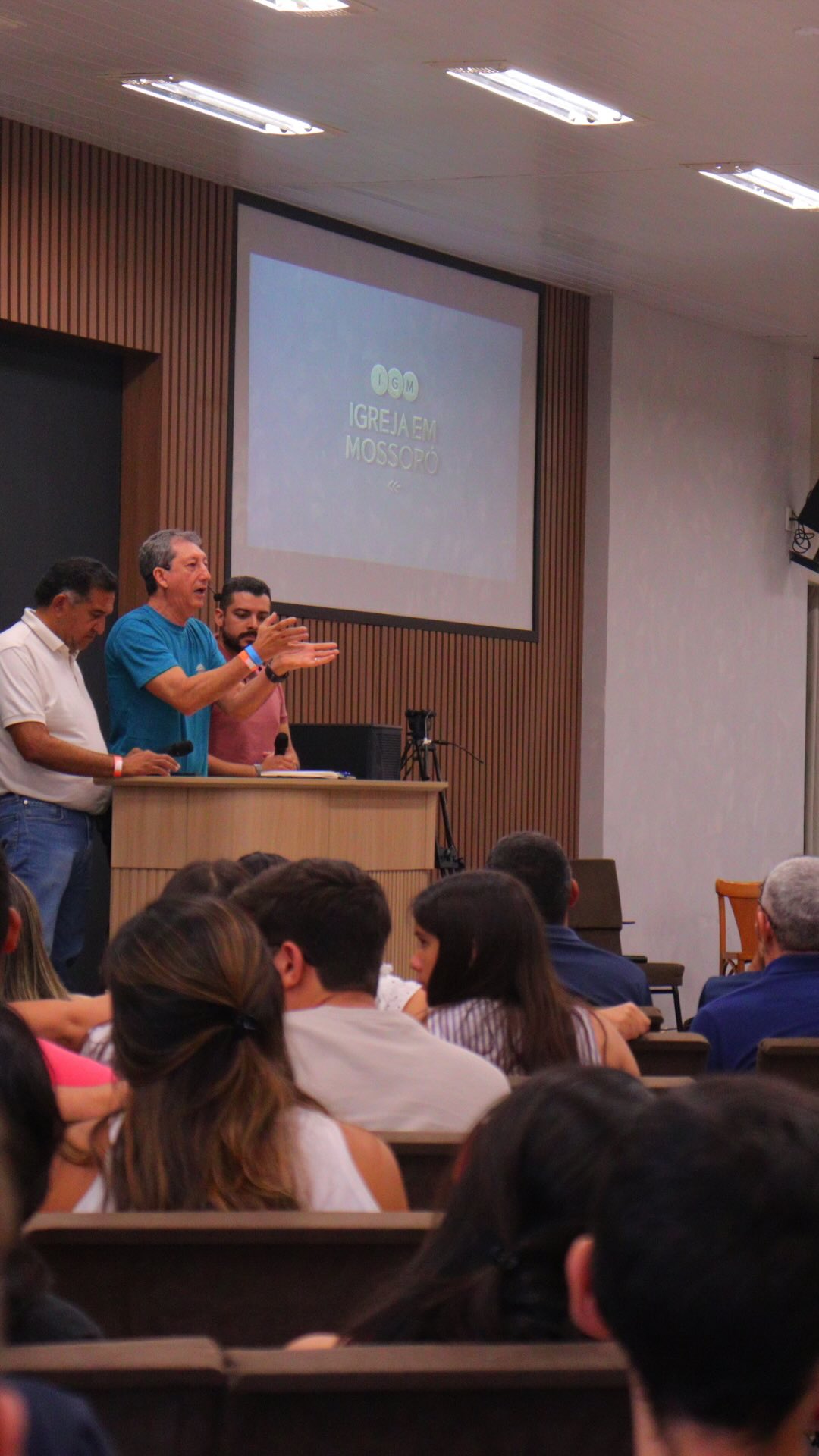 Nenhuma unha ficará.
Ao libertar o Seu povo da tirania do Egito em Êxodo, Deus falou por Moisés que "nem uma unha ficará" para ser usurpada pelo mundo (Ex 10:26). Deus sempre teve a inteção de ter o homem O servindo com todo o coração, alma e força.
Nenhuma unha ficará.
Nesse último final de semana, somente pela manhã, mais de 200 jovens e adolescentes das Casas de Adolescentes integrais e semi-integrais de 13 cidades da região 4, juntamente com alguns colportores para o primeiro encontro de CDA's e colportores da região oeste do RN. Nesse evento, fomos alinhados com uma só visão e um só propósito: encabeçar todas as coisas em Cristo.
Na mesma tarde, 130 líderes das igrejas de 23 cidades da região foram aperfeiçoados e encorajados a aplicar as ferramentas do Reino de Deus nas suas localidades e levar todos os irmãos a funcionar. Ao mesmo tempo, mais de 100 mulheres faziam imersão ultrarrefinada, circulando a Palavra da Vida e se enchendo do Espírito.
Por fim, a noite, houve saída de pregação do evangelho com o Vem e Vê na praça da Nova Mossoró, onde vários irmãos e irmãs se comprometeram com Cristo e despertaram o coração de 24 novos buscadores, que deram seu contato para participar das câmaras de energização. Logo após, 110 famílias foram cuidadas na Missão Familiar, recebendo oração e Palavra por meio de ligação telefônica.
A igreja do IDE que Jesus tanto desejava, está agora atuando com força total, usando as Tropas, Capitães e Intendentes (TCI) e os Valentes de Davi cumprindo sua função: trazer o Senhor de volta!
Comente aqui o que você achou desses dias! 💙⤵️