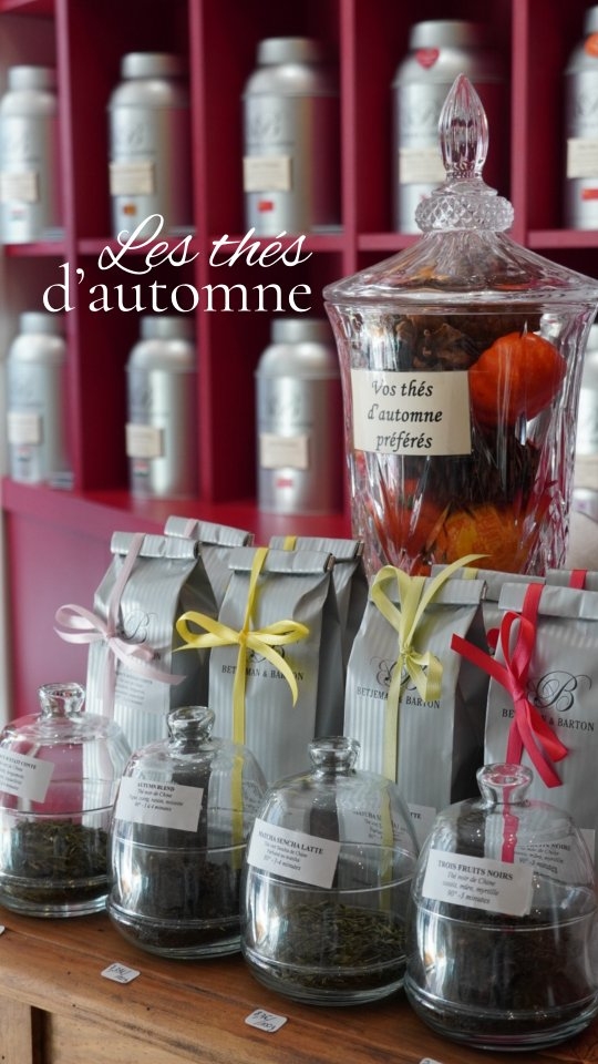 Lequel avez vous envie de déguster ? 🫖🍂✨️
Quand les jours raccourcissent, c’est mon petit plaisir de sortir les thés réconfortants du placard. Voici mes indispensables cocooning de la saison, testés, approuvés et bus sous le plaid sans modération ! 🍂
🍇 Autumn Blend : C’est le thé que je sors quand j’ai envie de douceur et de gourmandise, avec ses notes de figue, coing, raisin et noisette. Pour moi, il a le goût d’un goûter d’automne à la maison, un vrai câlin à chaque tasse.
🍃 Si Nancy m’était conté : Ce thé vert, c’est mon clin d’œil à la Lorraine, avec sa bergamote, sa mirabelle, ce côté macaron et coquelicot qui me rappelle les balades en ville ou les petits plaisirs sucrés du week-end. Léger et délicieusement fruité : parfait pour se réchauffer en douceur.
🌰 Journée à la campagne : Pour les journées grises, je craque pour ce mélange noir à la châtaigne, orange et cannelle. Il sent les après-midis passés à cuisiner ou à regarder la pluie tomber, c’est ma madeleine automnale.
🥛 Mon chouchou de l’univers : wulong milky : Quand j’ai envie de réconfort absolu, je me tourne vers ce wulong lacté. Ses notes de confiture de lait me donnent l’impression de retrouver le riz au lait de ma maman… full réconfort !!!
Cet automne, j’ai vraiment envie de partager ces petits bonheurs gourmands qui réchauffent les mains… et le moral 🤗🍁✨️
Et vous, vous buvez quoi en cette saison automnale ? ☕️🍂✨️
Tous ces thés sont disponibles dans la boutique Betjeman & Barton au 27 rue Marceau à Tours ou en livraison sur la boutique en ligne (lien en bio) 🛍
#thesdautomne #automne #boutiquedethe #boutiqueenligne #toursmaville