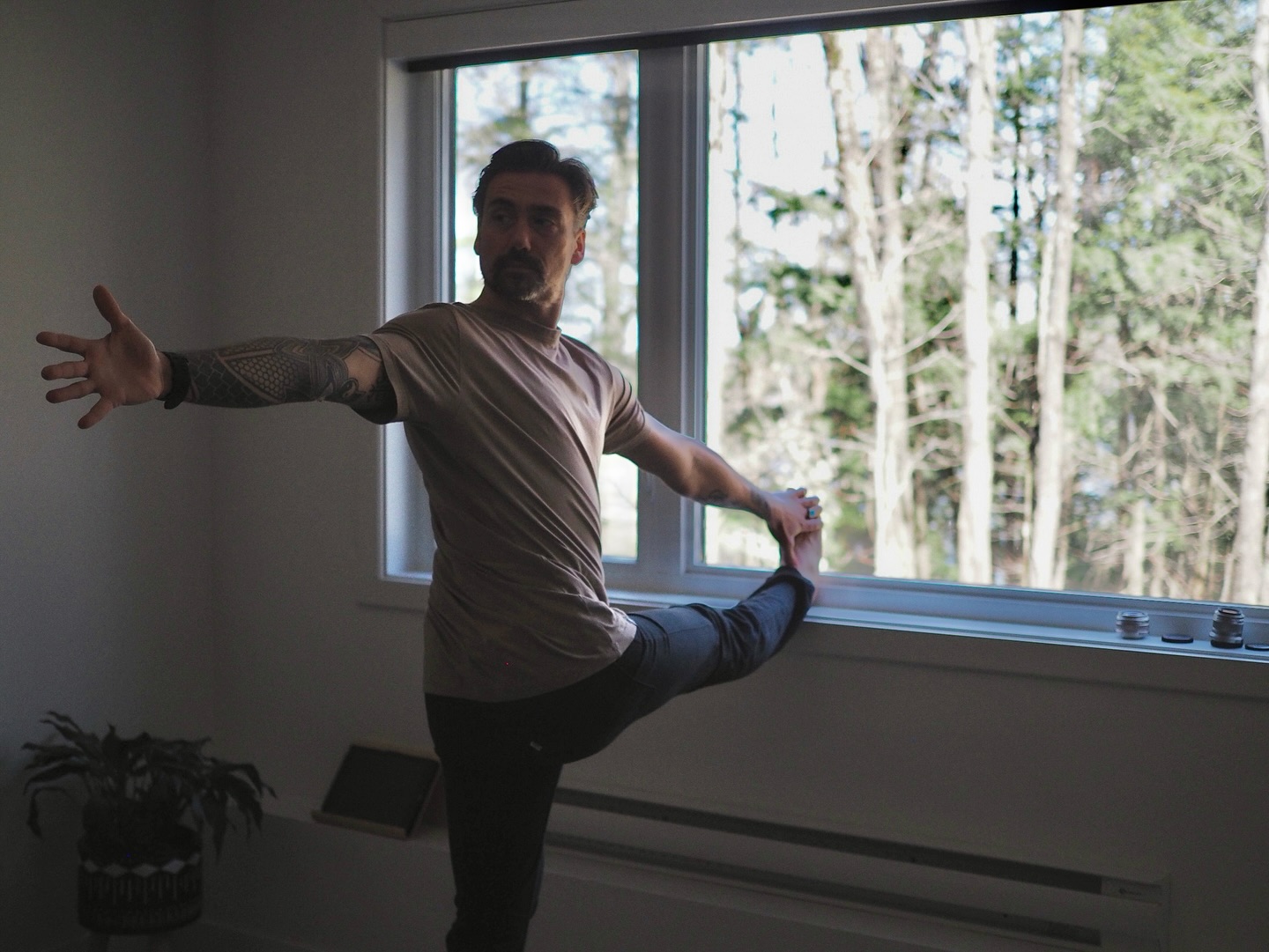 Changer de perspective.
Ce n’est pas seulement voir les choses autrement.
C’est accepter de bouger les repères, de redéfinir la notion même de stabilité.
Dans l’inconfort, le corps s’adapte, l’esprit s’assouplit.
Chaque déséquilibre devient un rappel: 𝗟’𝗲́𝗾𝘂𝗶𝗹𝗶𝗯𝗿𝗲 𝗻’𝗲𝘀𝘁 𝗽𝗮𝘀 𝘂𝗻 𝗲́𝘁𝗮𝘁 𝗳𝗶𝘅𝗲, 𝗺𝗮𝗶𝘀 𝘂𝗻𝗲 𝗰𝗼𝗻𝘃𝗲𝗿𝘀𝗮𝘁𝗶𝗼𝗻 𝗰𝗼𝗻𝘀𝘁𝗮𝗻𝘁𝗲 𝗲𝗻𝘁𝗿𝗲 𝗮𝗻𝗰𝗿𝗮𝗴𝗲 𝗲𝘁 𝗹𝗮̂𝗰𝗵𝗲𝗿-𝗽𝗿𝗶𝘀𝗲.
Il ne s’agit pas de rester immobile, mais d’ajuster sans cesse, au gré des mouvements, des flux et des passages de la vie.
Dan | Entre mouvement et conscience