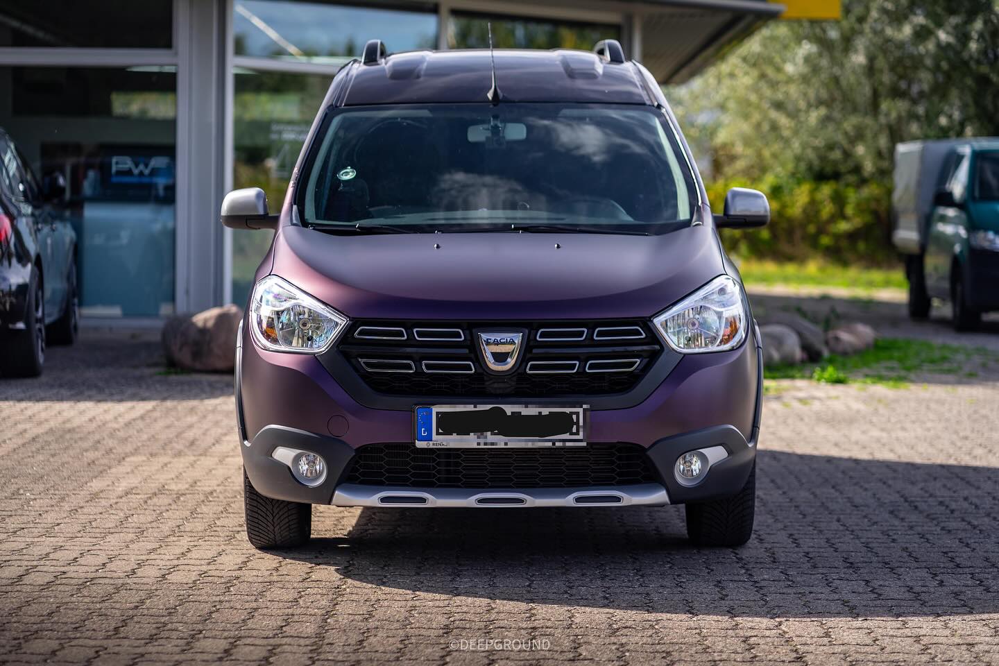 Für diesen Dacia gab es eine Teilfolierung nach Kundenwunsch. Dezent und edel in Matt Midnight Purple.
Danke für das Vertrauen! 😋
___________________________________________________ #deepground #dacia #dokker #wrappedcars #daciadokker #windowtint #pwf #purple #purple💜 #carporn #cars #wrapped #wrappedworld #folierung #platiniumwrappingfilm #perfection #insta #instagood #follow #picoftheday