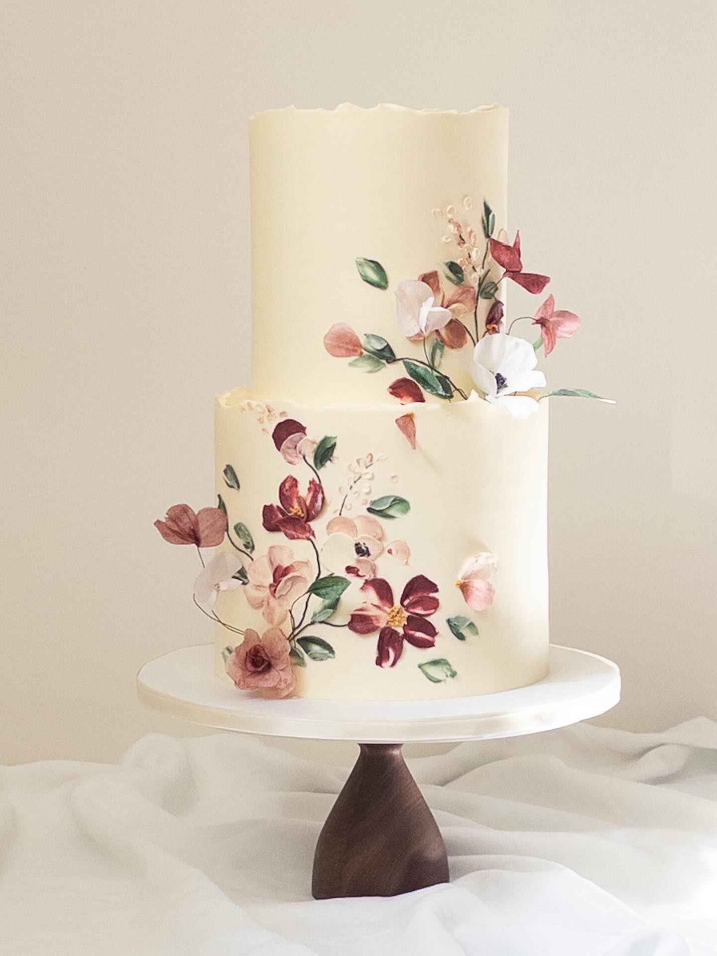 Handmade waferpaper flowers with painted buttercream for Christina & Marco ♥️