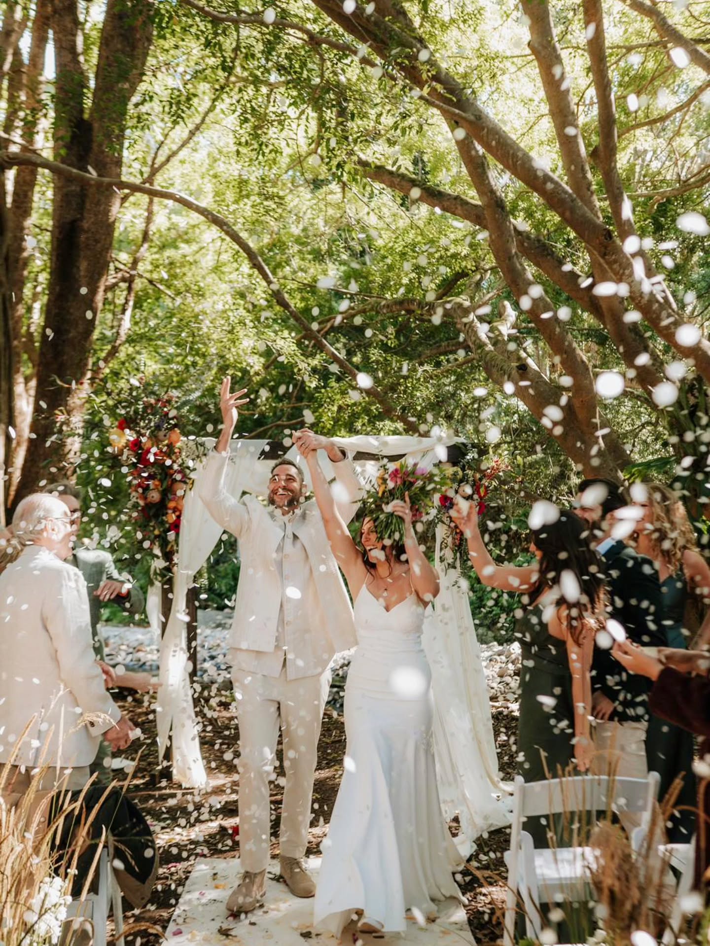 This moment. 💐
To walk down the aisle with the love of your life, stepping into your new chapter of love together.
Your wedding flowers are a beautiful way to transform your wedding space to match your personal taste and love story.