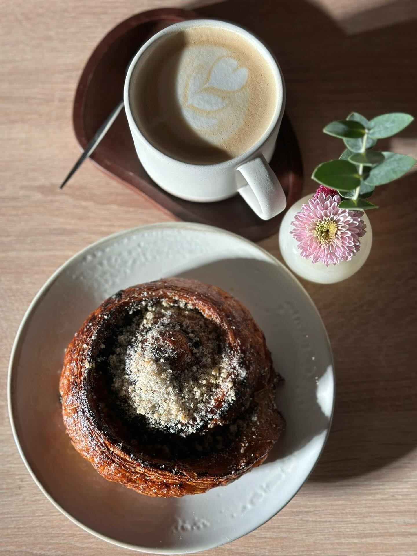 Őszi fények a Trinityben. Saját pörkölésű kávénkkal és saját készítésű zserbós csigánkkal várunk! #emmarozs #sourdougbakery #frenchbakery #specialitycoffee