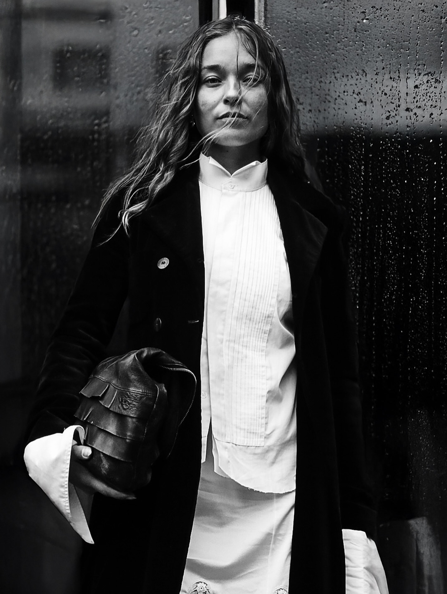 Fashion Week + rainy skies = pure cinematic vibes
@sophiabogner
#ParisFashionWeek #PFW2025 #FashionWeekParis #BalenciagaShow #RunwayWatchParty #FashionShowVibes #WatchPartyMode #RunwayMoments #StreetStyleParis #FW25 #ModeParisienne #fashionweekphotography