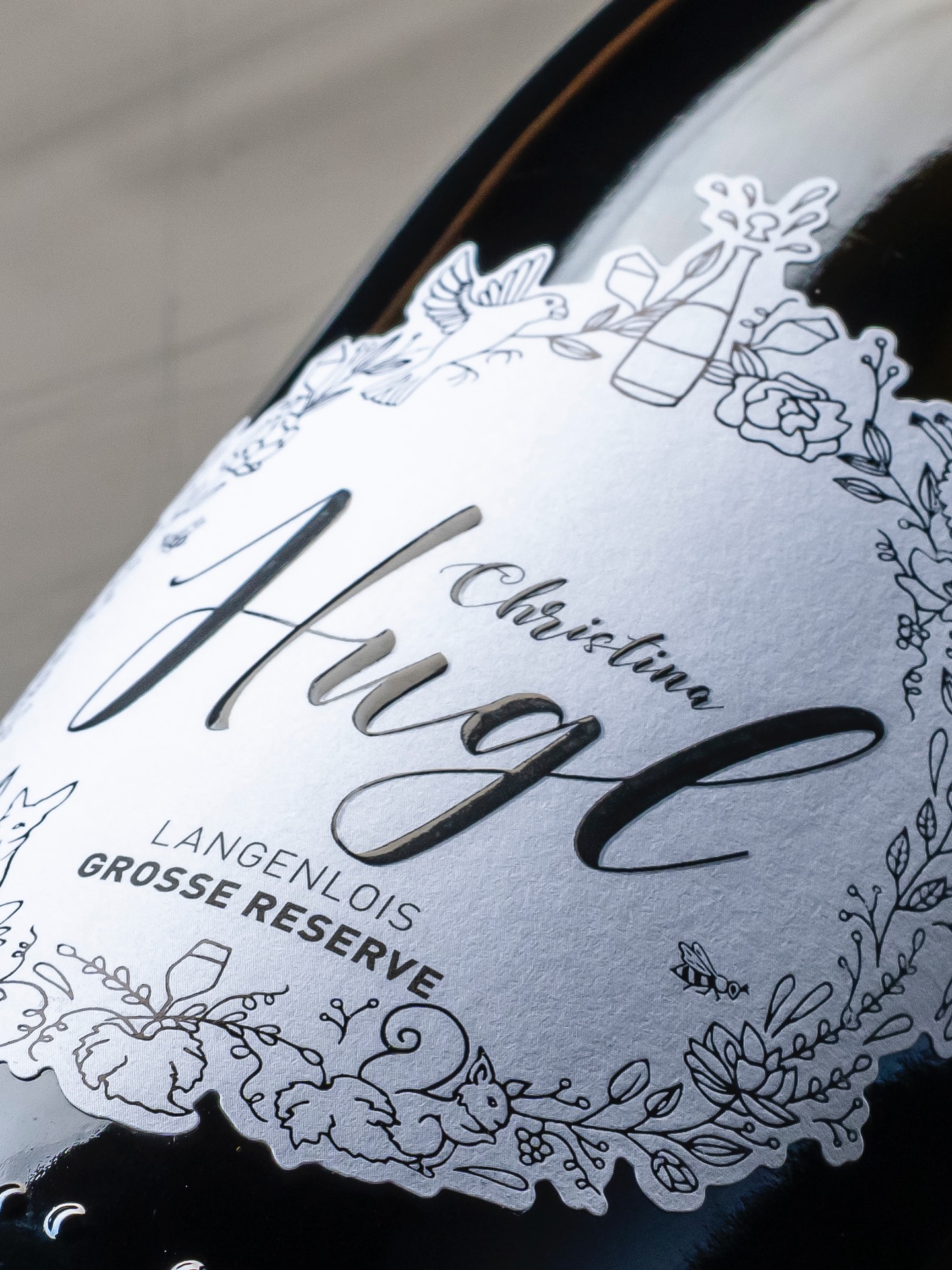 Fünf Jahre Geduld. Null Dosage. Früher wäre es umgekehrt gewesen: Null Geduld, bissi Dosage 😛 Aber so passts perfekt. Das neue Baby auf der Liste ist eine Cuvée aus Weißburgunder & Welschriesling, gewachsen in der Ried Schöntal in Langenlois. Der Weingarten mit dem allerschönsten Ausblick übers Kamptal (ja, auch schöner als vom HLST, schwöre!). Nach der traditionellen Flaschengärung durfte dieser Sekt fünf Jahre auf der Hefe sein Leben genießen, während ich schön langsam dann doch ungeduldig wurde. Jetzt dürfen die Sektkorken knallen. Das Ergebnis? Straff, salzig, elegant & klar – und eh logisch, ohne Dosage, aber sogar wirklich mit Prüfnummer!
Besucht uns Freitag und Samstag, 10. & 11. Oktober von 13-18 Uhr bei Weinschauen bei der Winzerin in der Gartenzeile 1 in Langenlois und feiert mit uns den Tag des Sekt Austria! Zum Anstossen haben wir genug 😉
#Langenlois #GrosseReserve #BrutNature #ChristinaHugl #Sektkultur #handcrafted