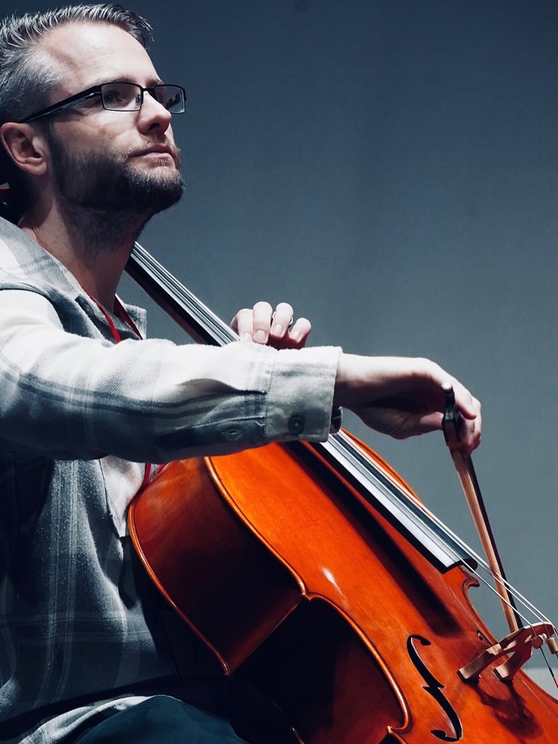 @stephendonoghuecello expertly playing his customised Bridge Tasman Electro Acoustic Cello.
📸 @cherishedphotographybyclaudia from last weekends @tedxdoncaster performing not only alongside @chrisfromcreativepush but also performing his own original music 🎻
.
.
.
#cello #tedx #originalmusic #celloplayer #BridgeTasman #ElectroAcousticCello #electriccello #bridgecello #celloplayer #Tasman #ElectroAcousticCello #electriccello #bridgecello #Musician #StephenDonoghue #electroacoustic #customisedcello #customisedelectriccello #customisedtasmancello