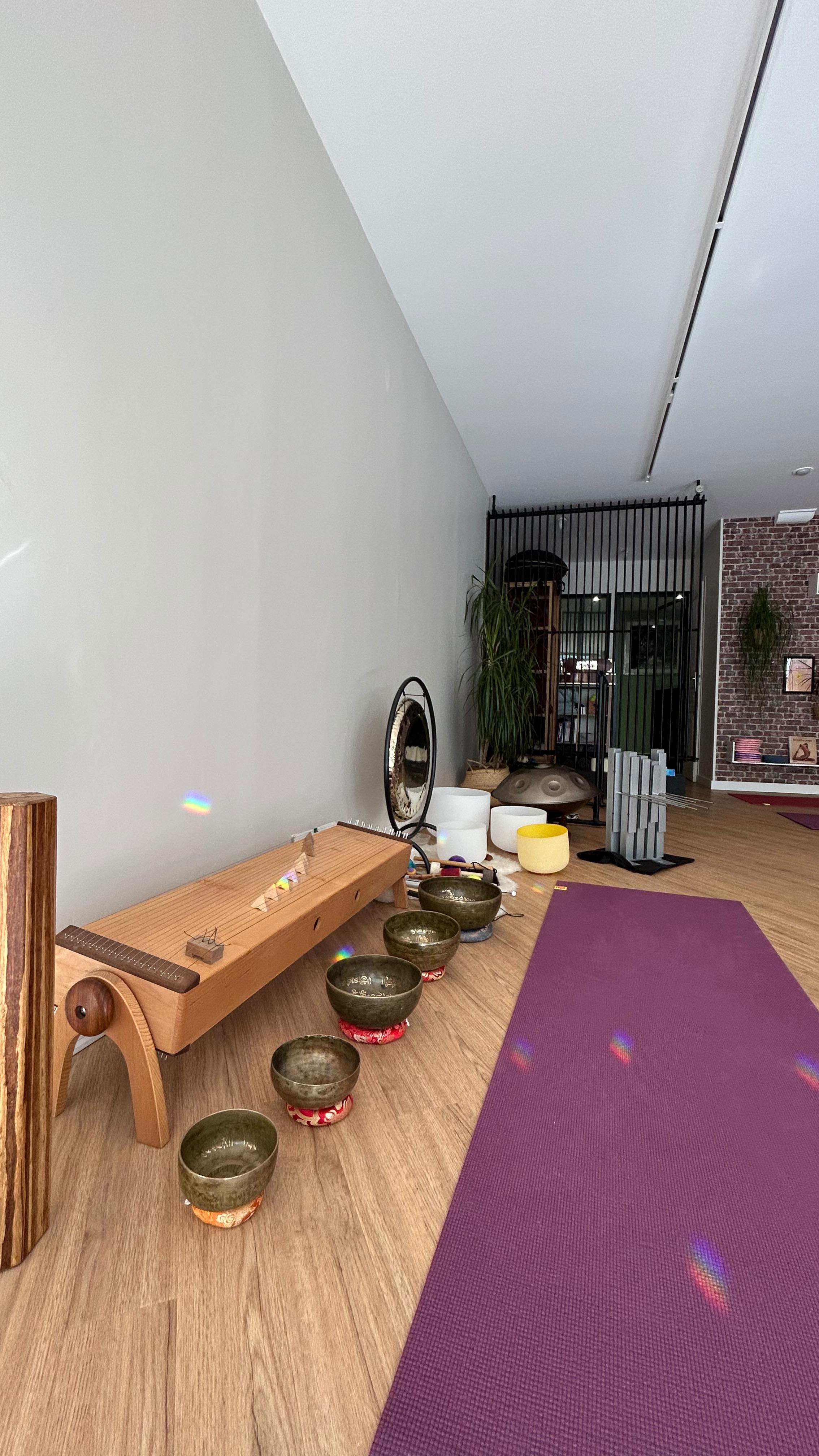 BIENVENUE CHEZ VOUS ! ✨ Votre nouveau cocon a ouvert ses portes !
.
Ça y est, nous avons déménagé !
Et la plus belle des nouvelles, c’est que nous sommes restés dans la même rue, juste quelques portes plus loin, pour vous accueillir dans un espace pensé pour vous :
☀️ Plus grand et plus lumineux pour des pratiques encore plus aériennes.
🎶 De nouveaux instruments incroyables pour des bains sonores toujours plus immersifs.
🧘♀️ 4 nouvelles séances qui se préparent pour une rentrée riche en découvertes !
👨👩👧👦 Une nouvelle série d’ateliers Parent Enfant démarre en octobre !
.
Ce déménagement, c’est grâce à vous et à votre soutien. Nous sommes infiniment reconnaissants !
.
Et ce n’est pas tout... une autre grande surprise vous attend en septembre. Restez connectés !
.
En attendant, le planning d’été continue dans ce nouvel espace. Venez le découvrir, sentir ses vibrations et pratiquer avec nous.
.
Au plaisir de vous y accueillir !
📍 Notre nouvelle adresse : 17 rue de Pierrefonds, Compiègne.
.
@soundyoga.fr
.
#soundyogacompiegne #bainsonore #compiegneagglo #compiegne #bainsonoreoise #compiègne #yoga #yogaduson #compiegne_tourisme #yogacompiegne #nouveaucentre #soundyogacompiegne #demenagement #GoodNews #nouvelleadresse #nouveautés #compiegnemaville #merci #gratitude #nouveauté