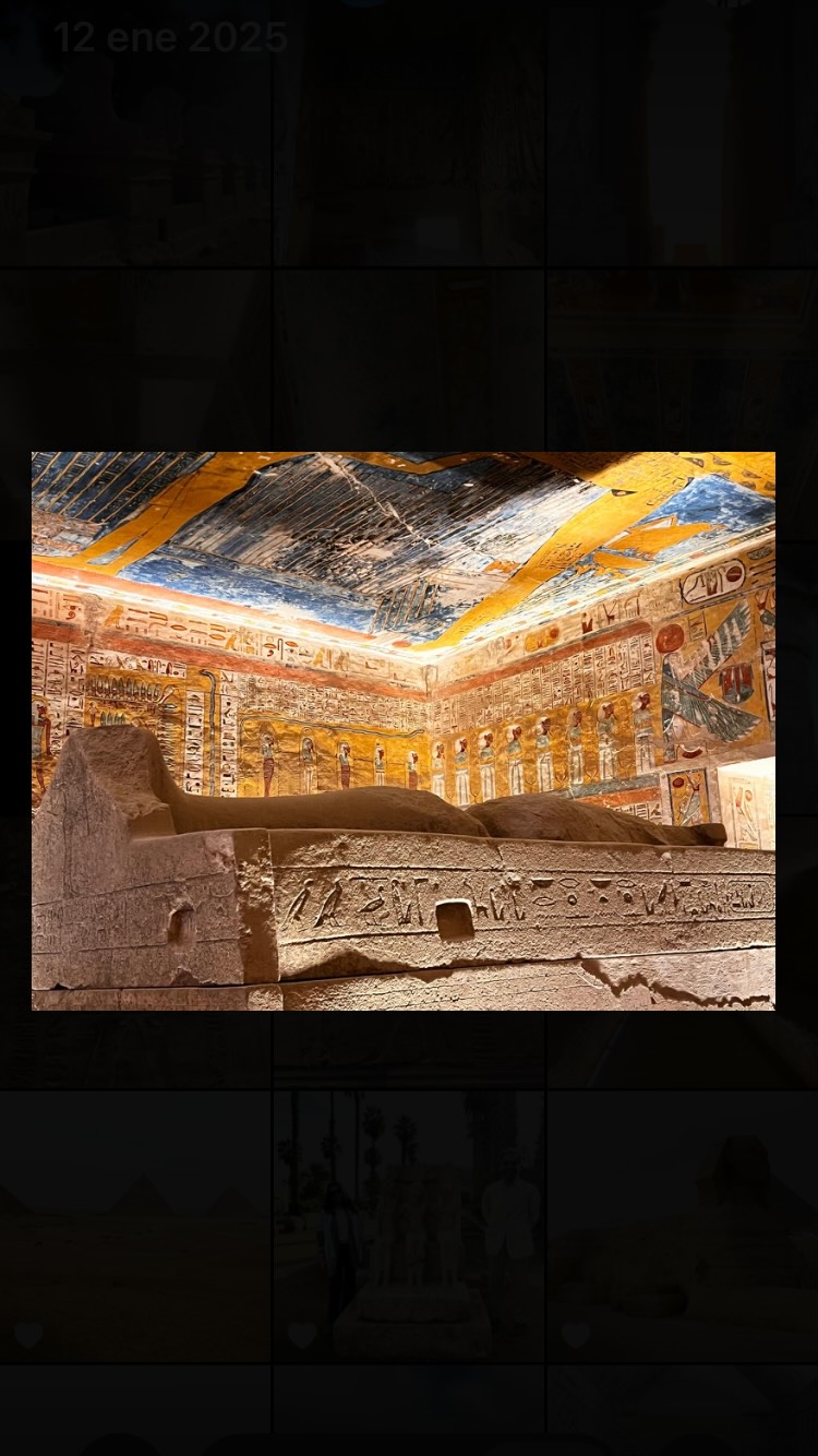 Las tumbas del Valle de los Reyes muestran la esperanza de eternidad de los monarcas. El rey era humano, pero también divino. Con la muerte quedan sus restos, y deben quedar como prueba de que ha existido. La parte divina se dirige hacia el cielo, y ese paso ocurre en la tumba. Por eso el cielo siempre está pintado en los techos, para que él pueda ver a dónde se dirige.